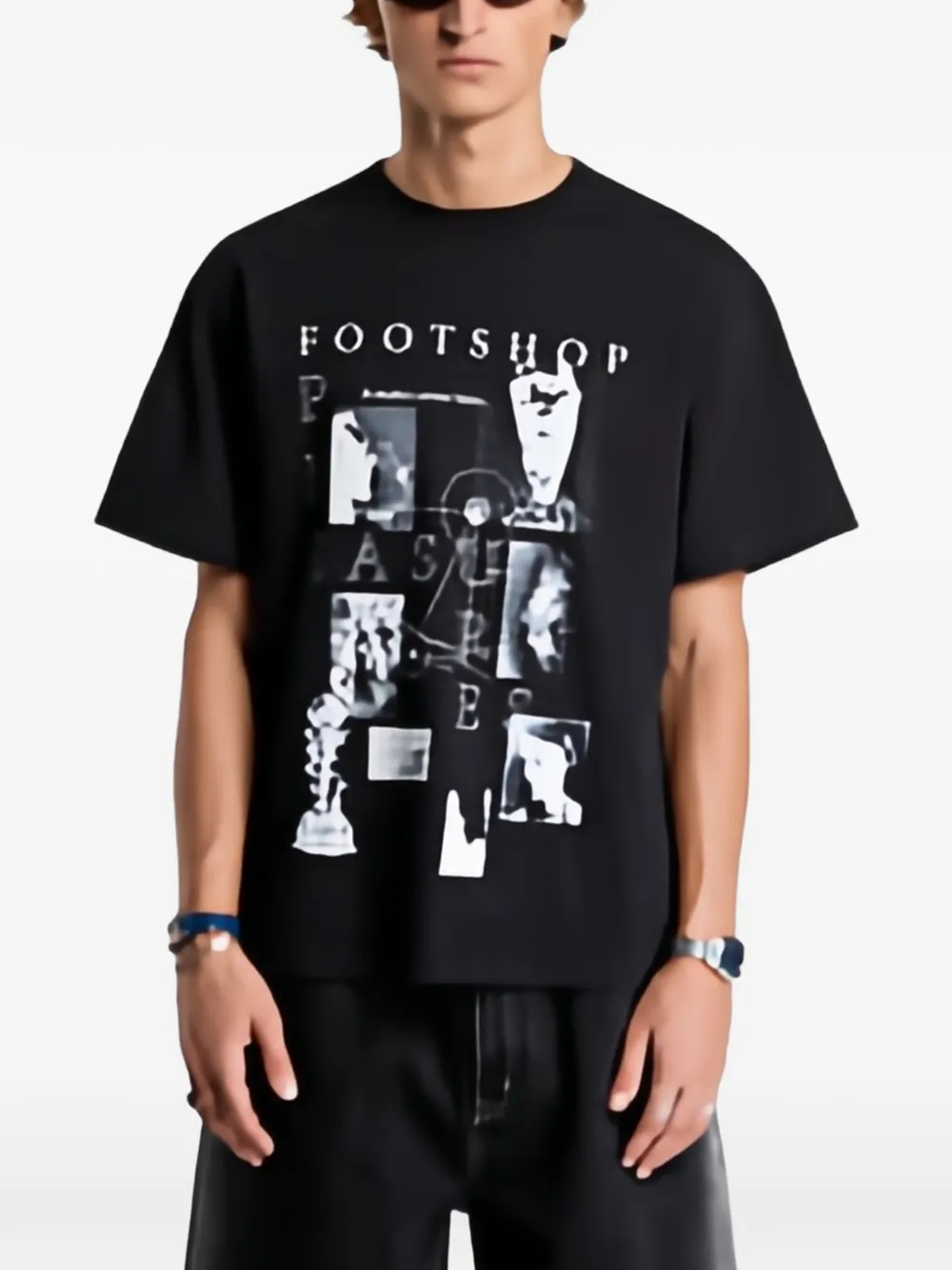 Pleasures x FTSHP Museum graphic-print T-shirt Zwart