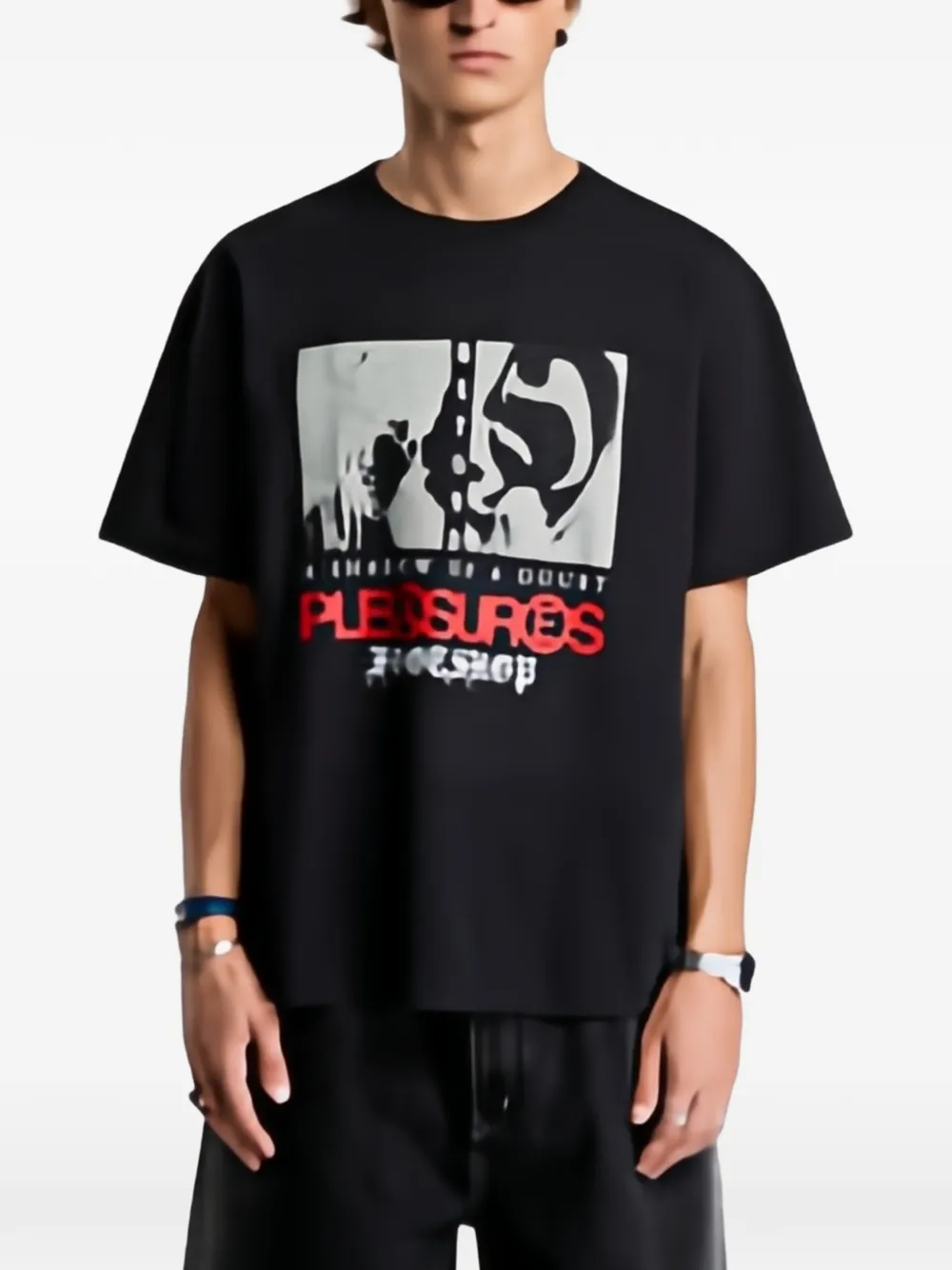 Pleasures x FTSHP Zine graphic-print T-shirt Zwart