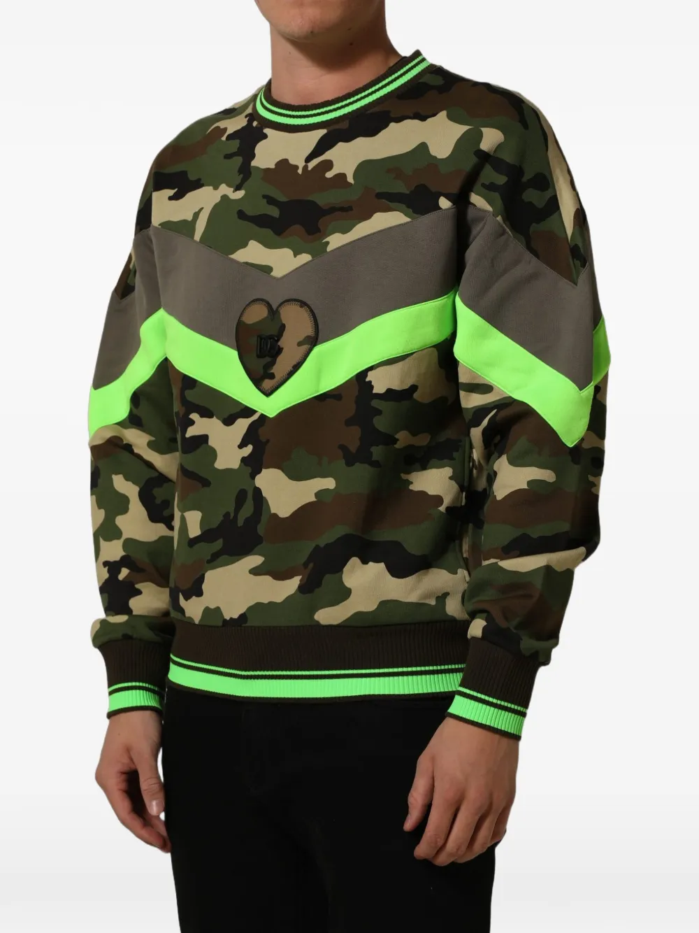 Dolce & Gabbana camouflage-print heart-patch sweatshirt Groen