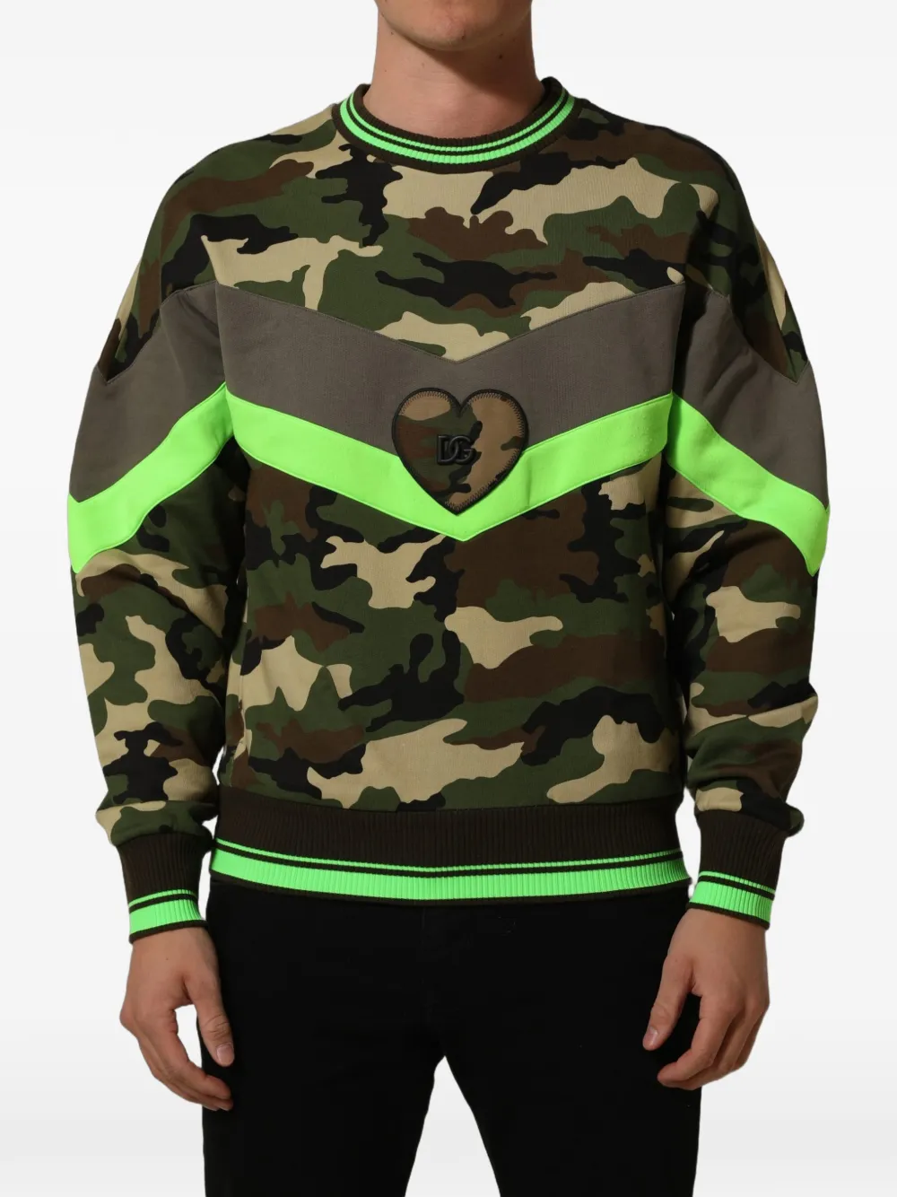 Dolce & Gabbana camouflage-print heart-patch sweatshirt Groen