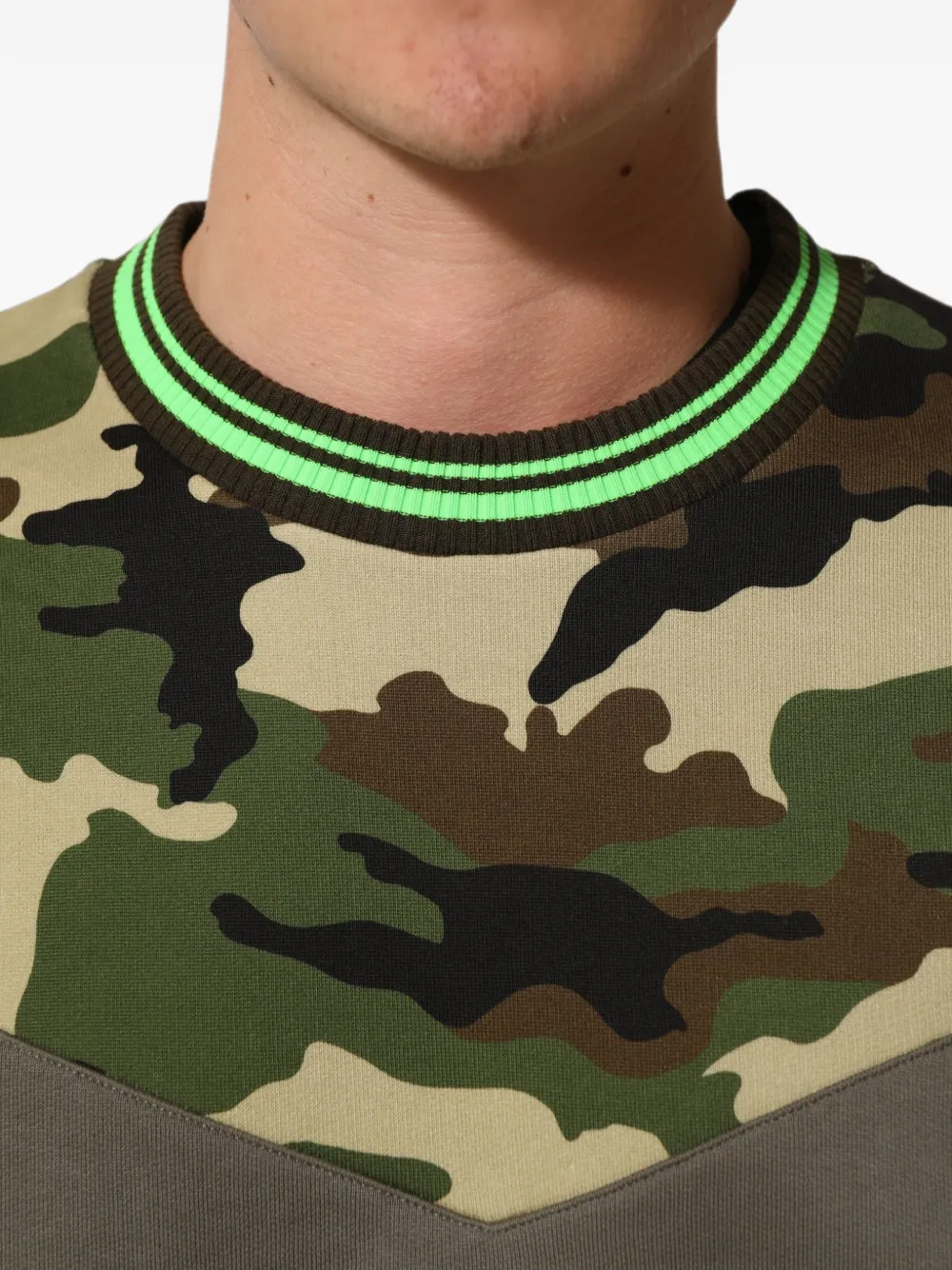 Dolce & Gabbana camouflage-print heart-patch sweatshirt Groen