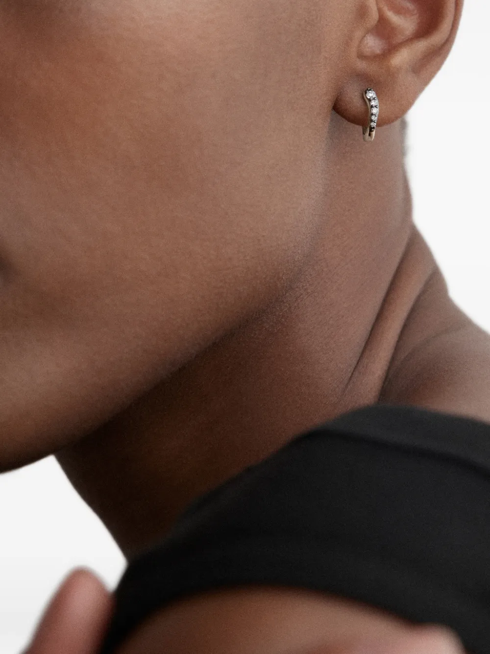 Monica Vinader Riva pavé diamond huggie earrings - Argento