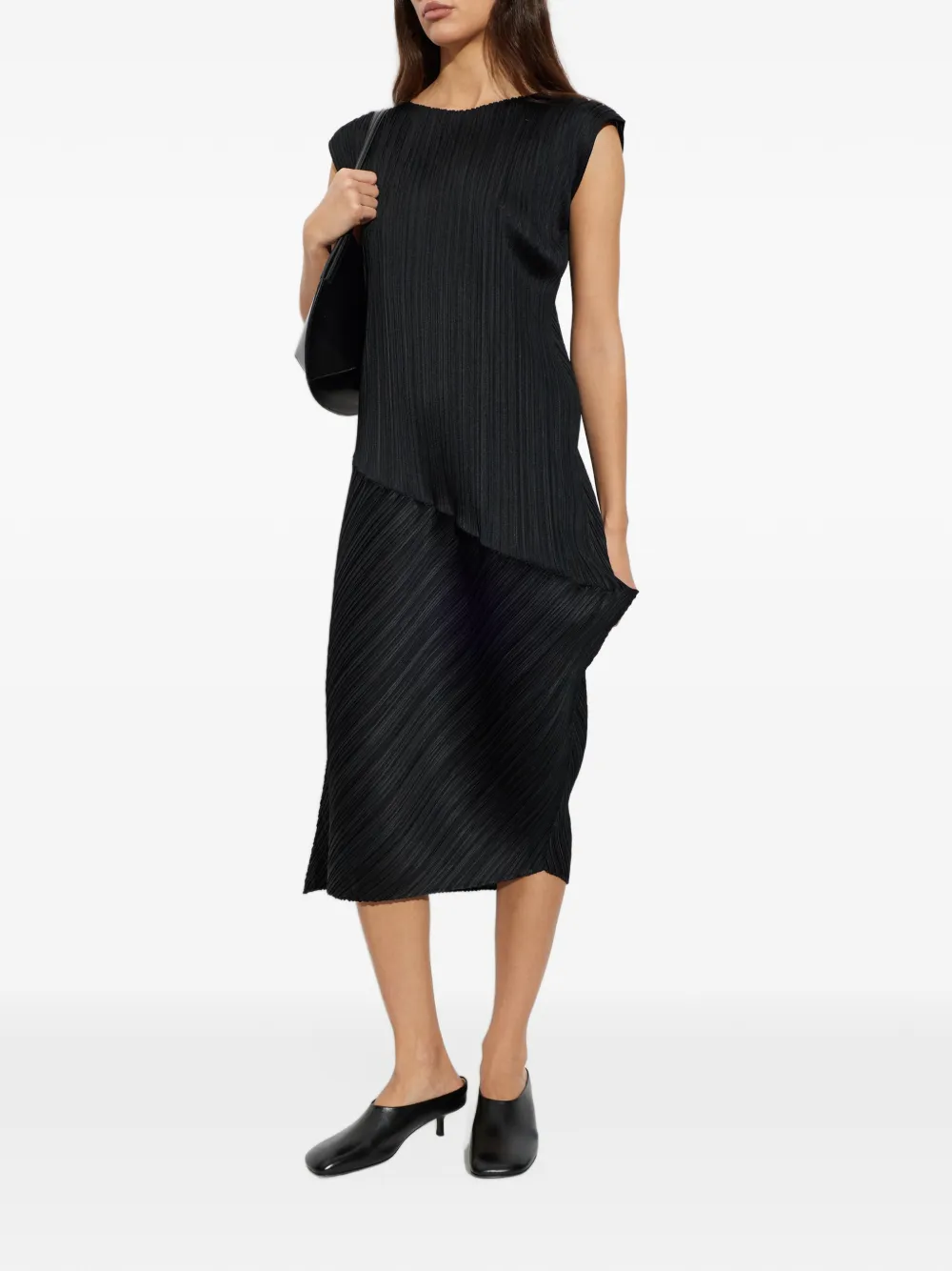 Pleats Please Issey Miyake Geplooide midi-jurk met asymmetrische zoom Zwart
