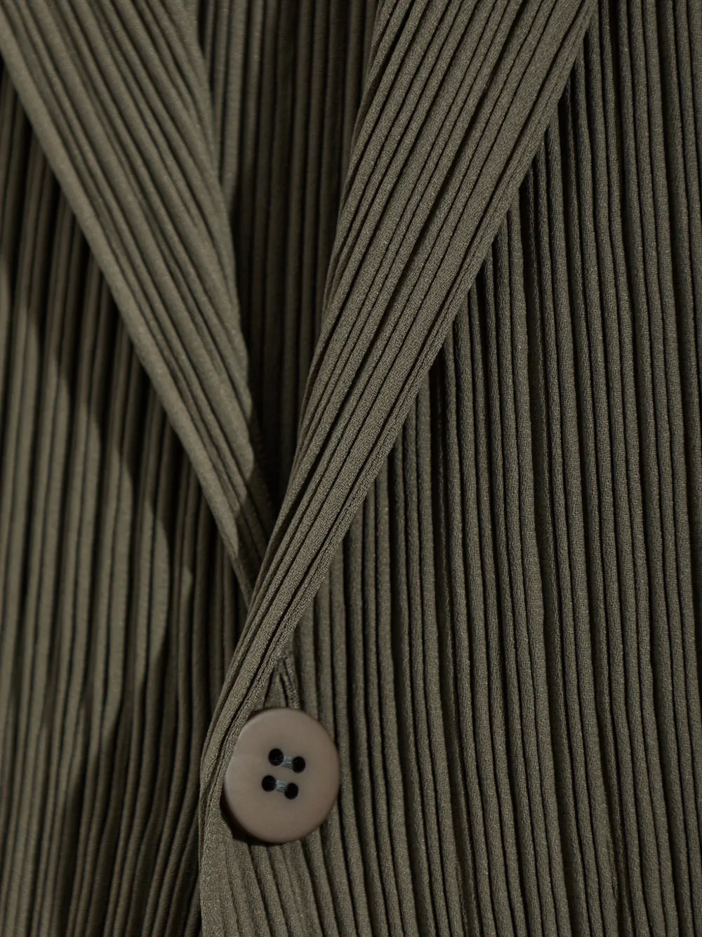 Issey Miyake pleated notch-lapel jacket Groen