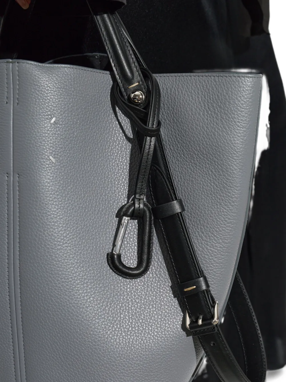 Maison Margiela leather-wrapped carabiner keyring Zwart