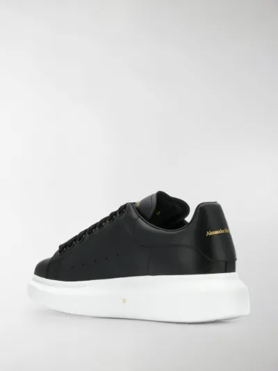ALEXANDER MCQUEEN di colore nero Sneakers con suola oversize ... ALEXANDER MCQUEEN di colore nero Sneakers con suola oversize ...
