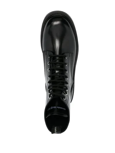 Alexander McQueen Stivaletti con effetto lucido nero | MODES