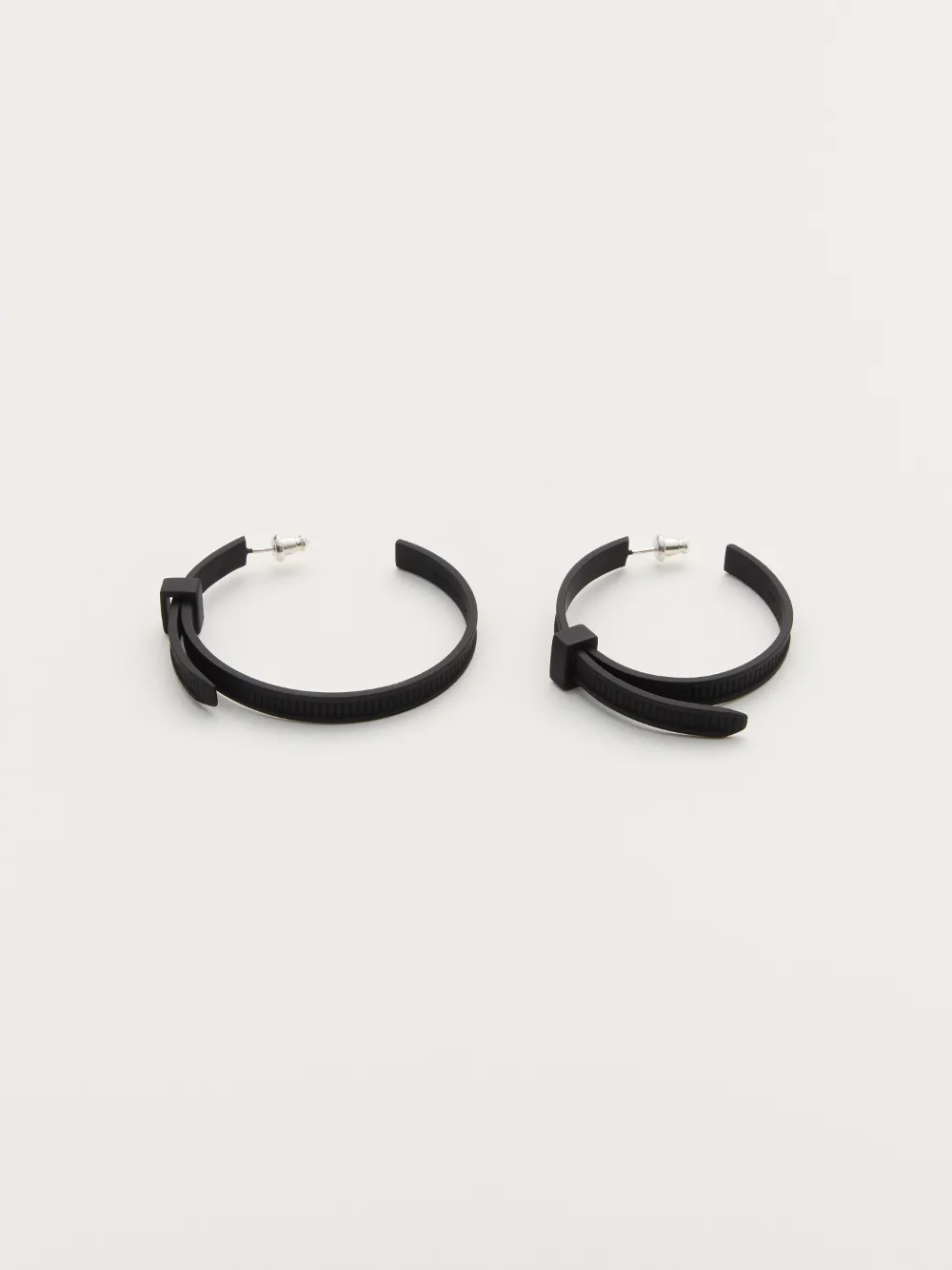 ASYMMETRIC ZIP TIE EARRINGS AMBUSH® Official