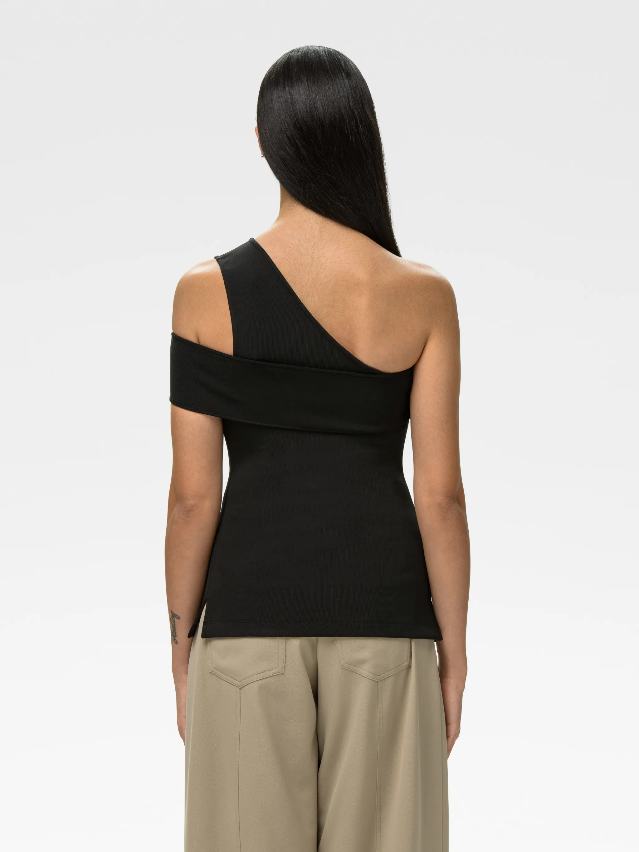 OFF-SHOULDER T-SHIRT