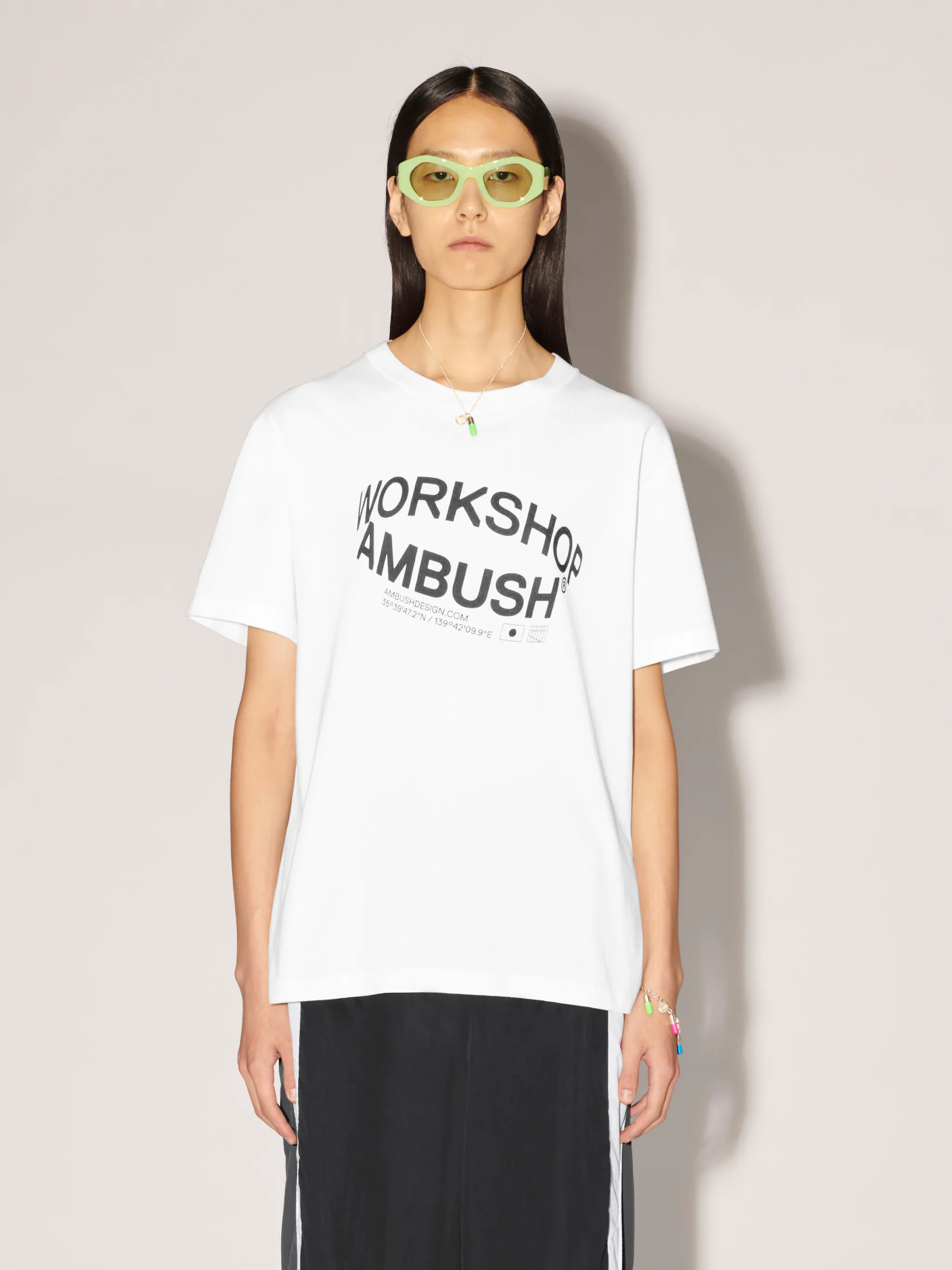 Revolve Tシャツ