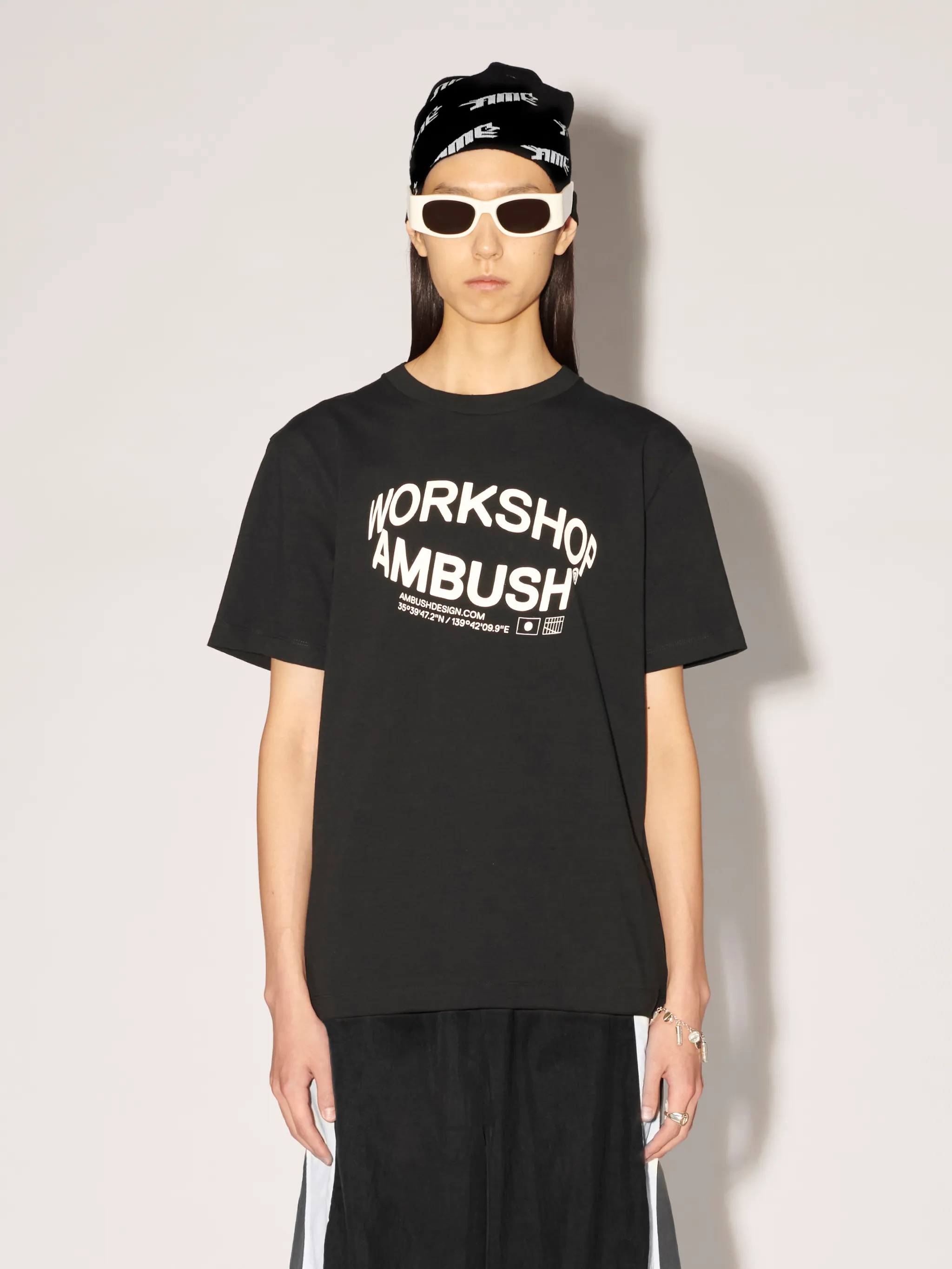 Revolve Tシャツ