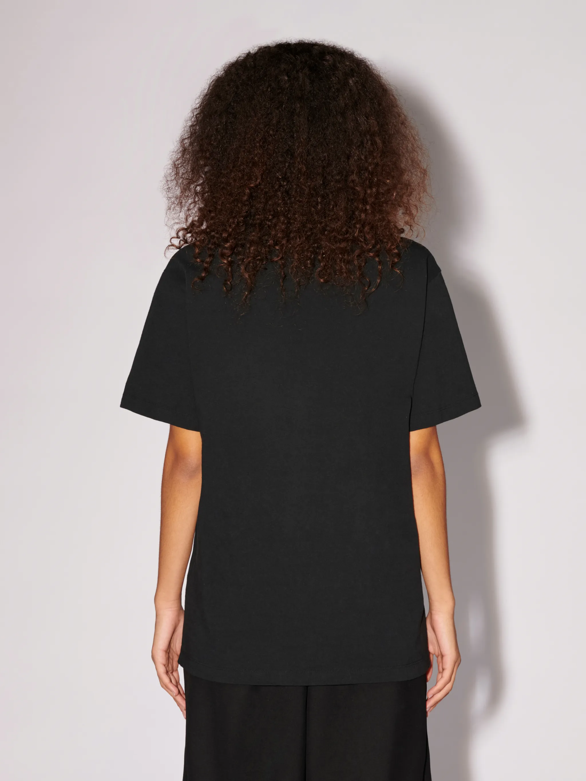 Revolve Tシャツ