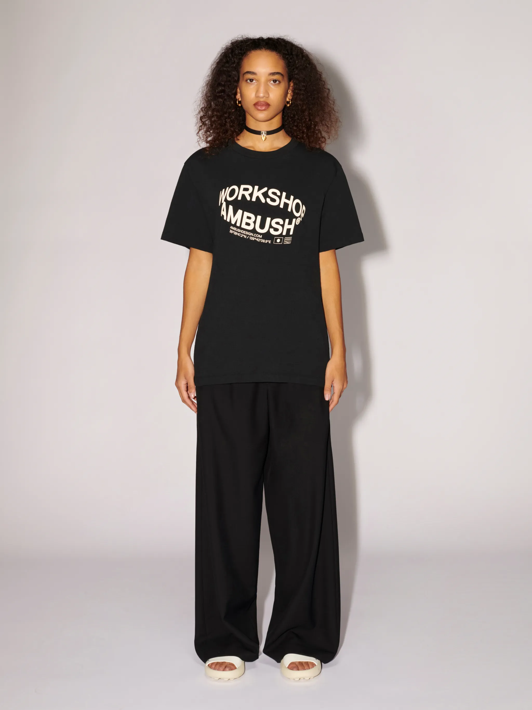 Revolve Tシャツ