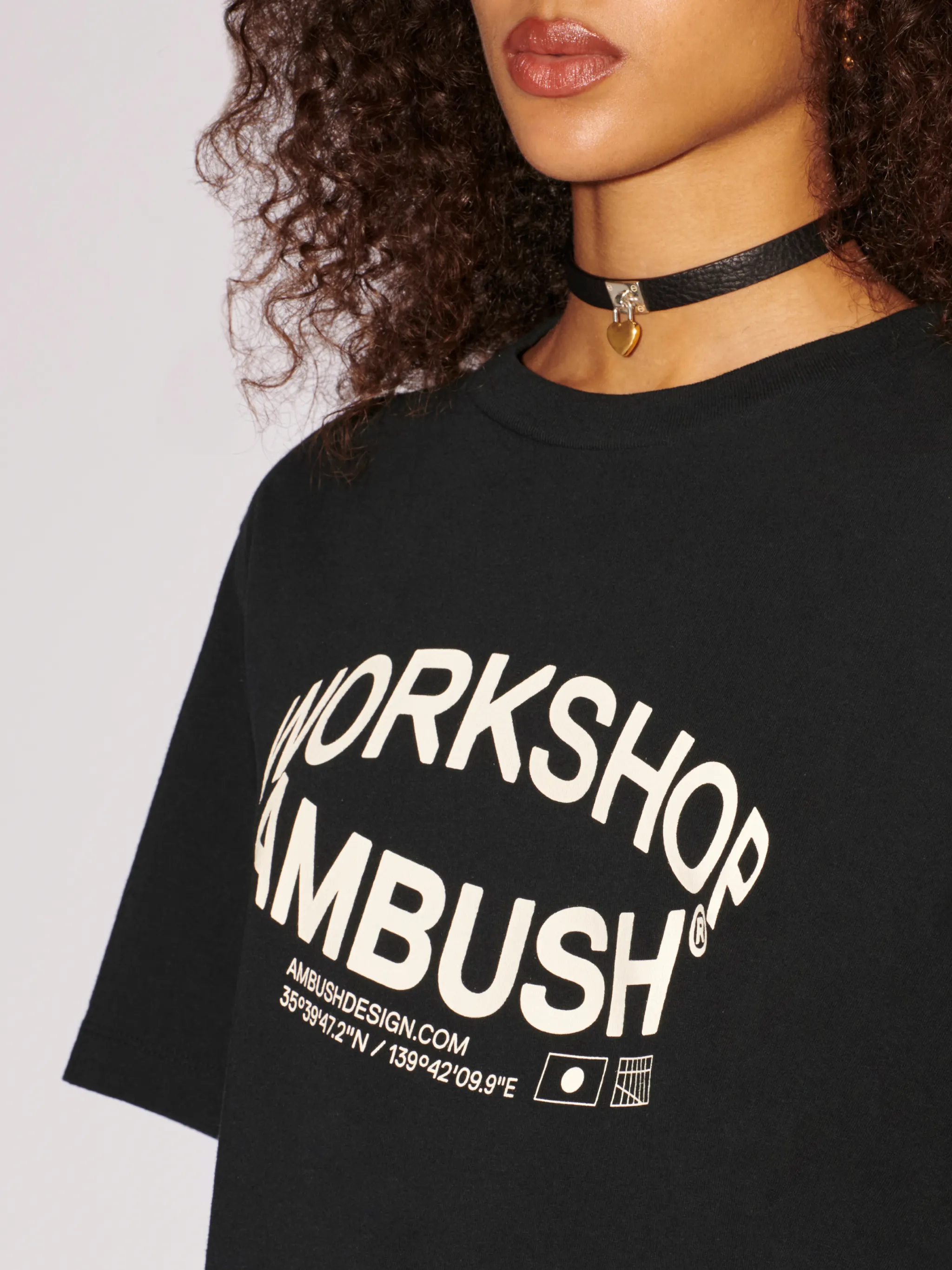 Revolve Tシャツ