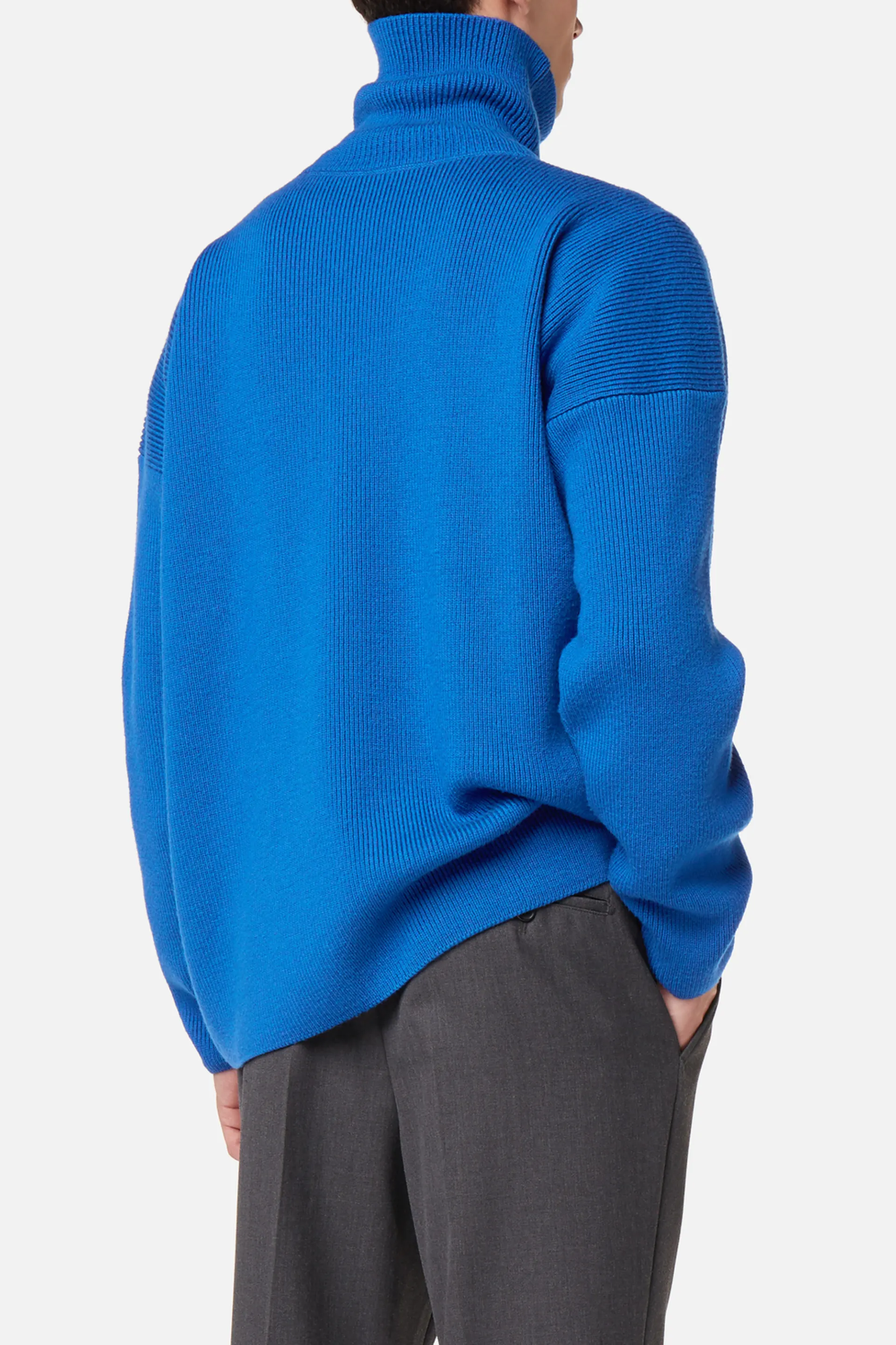 oversized turtleneck sweatshirt