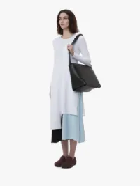 JWA コーナー レザーバッグ in ブラック | JW Anderson JP