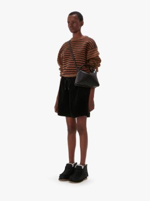 スモール JWA コーナー レザークロスボディバッグ in ブラック | JW Anderson JP