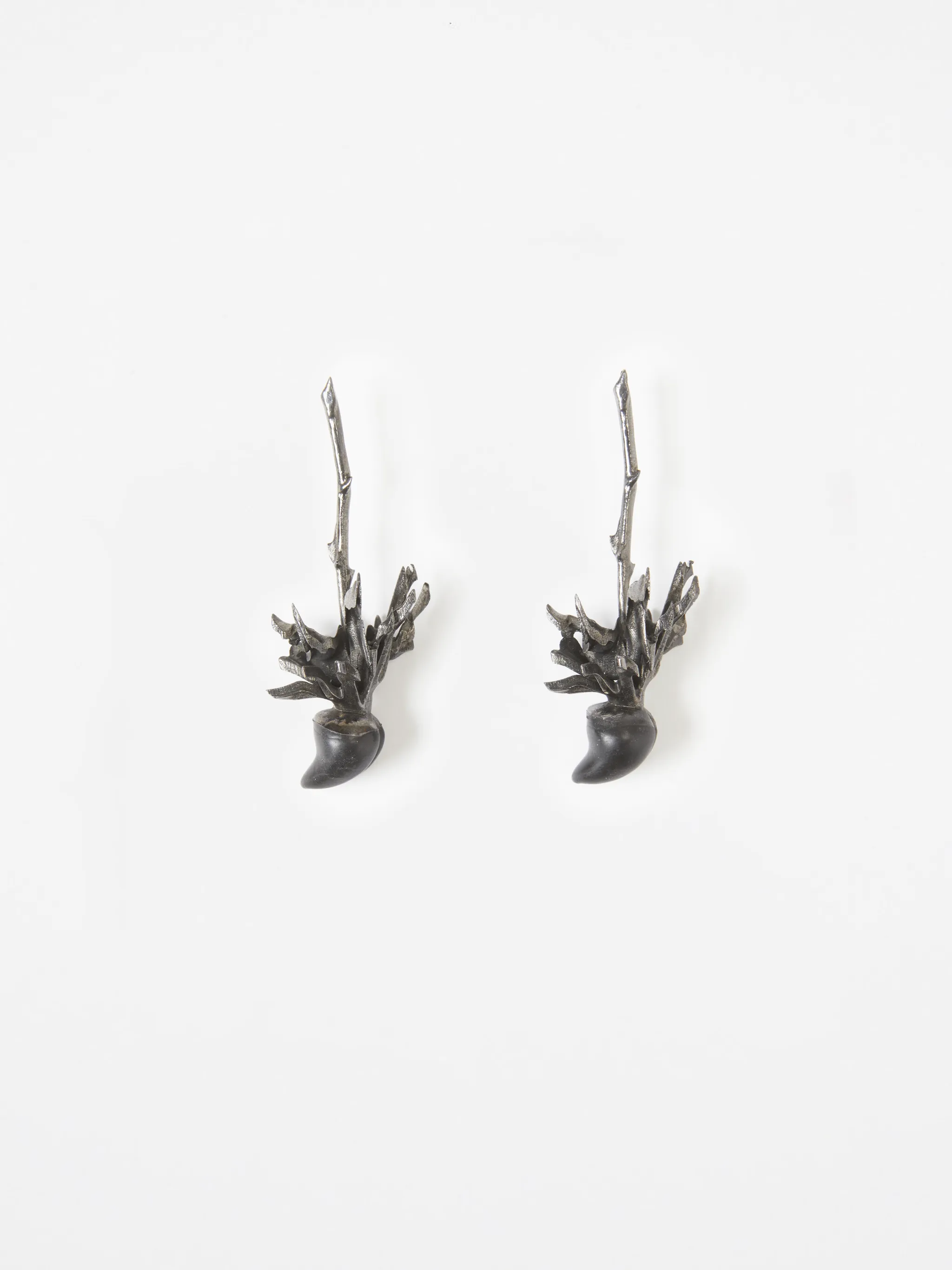 Black metal x Chris Habana abstract floral earbuds from Marcelo Burlon County of Milan featuring abstract pattern print, floral silhouette print and hammered-effect finish. Two's company. These earrings come as a pair.