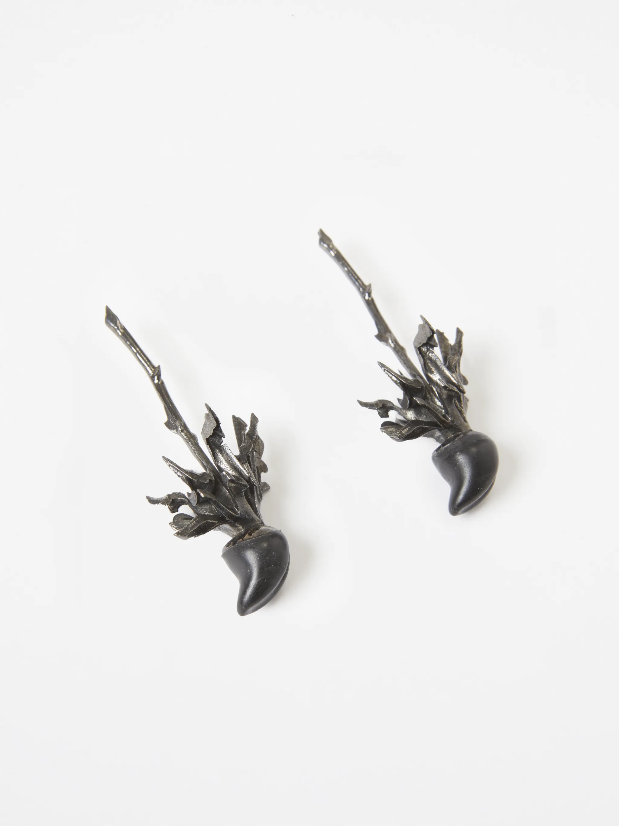 Black metal x Chris Habana abstract floral earbuds from Marcelo Burlon County of Milan featuring abstract pattern print, floral silhouette print and hammered-effect finish. Two's company. These earrings come as a pair.
