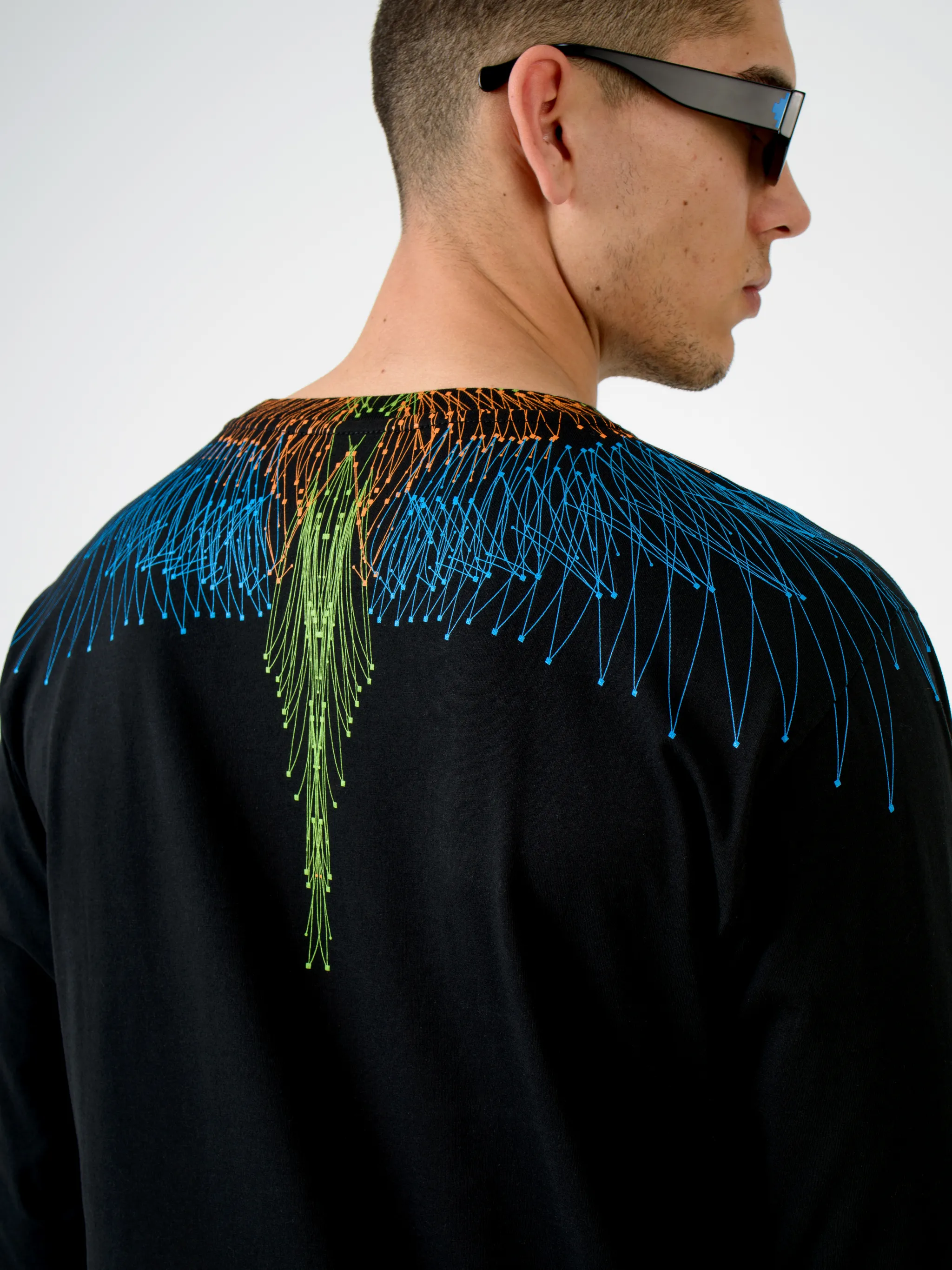 Isn't it about time you spread your wings and take your wardrobe in a different direction? Feel free as a bird in this black wings long-sleeve T-shirt from Marcelo Burlon County of Milan that has been crafted with lightweight breathable cotton that keeps you feel fresh throughout the day. Your style is about to take flight. Featuring a round neck with welt finishing, a jersey knit, a relaxed fit, a straight hem, long sleeves and fitted cuffs.