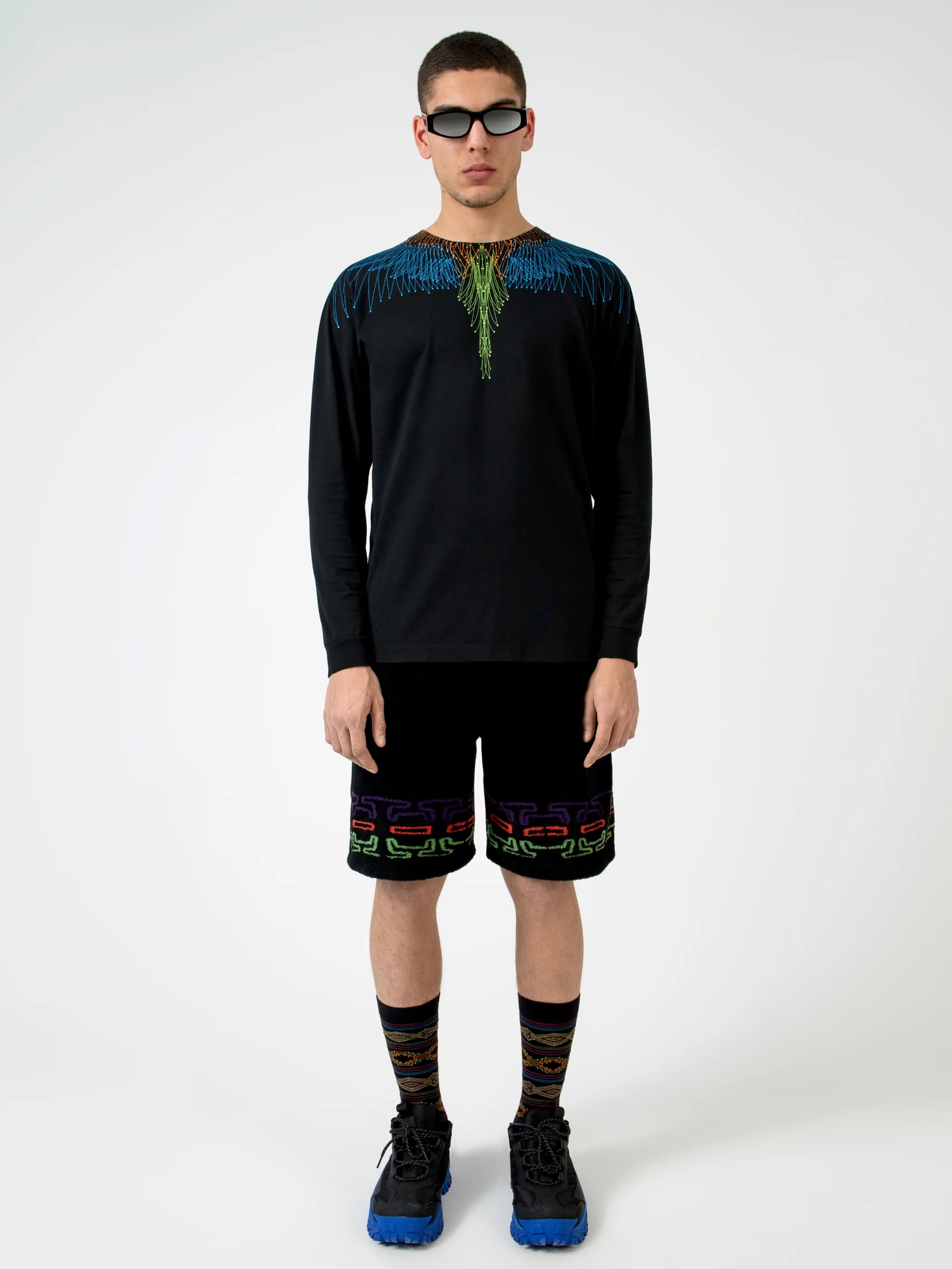 Isn't it about time you spread your wings and take your wardrobe in a different direction? Feel free as a bird in this black wings long-sleeve T-shirt from Marcelo Burlon County of Milan that has been crafted with lightweight breathable cotton that keeps you feel fresh throughout the day. Your style is about to take flight. Featuring a round neck with welt finishing, a jersey knit, a relaxed fit, a straight hem, long sleeves and fitted cuffs.
