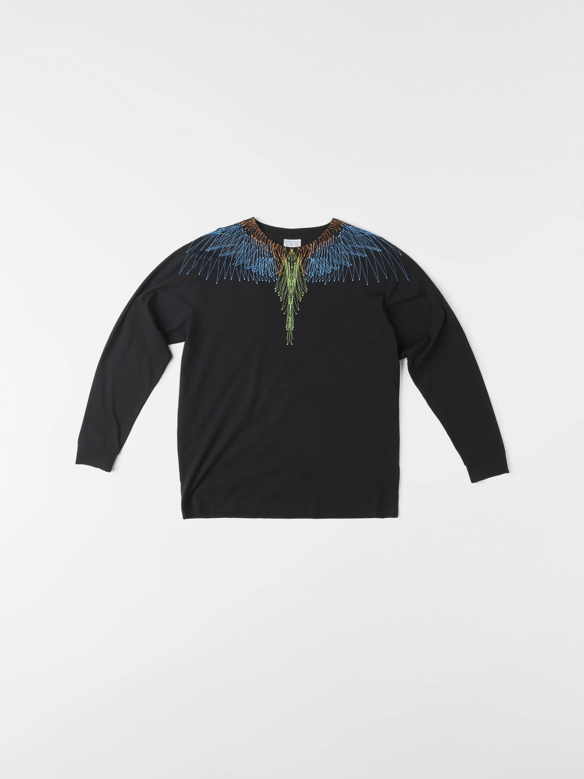 Isn't it about time you spread your wings and take your wardrobe in a different direction? Feel free as a bird in this black wings long-sleeve T-shirt from Marcelo Burlon County of Milan that has been crafted with lightweight breathable cotton that keeps you feel fresh throughout the day. Your style is about to take flight. Featuring a round neck with welt finishing, a jersey knit, a relaxed fit, a straight hem, long sleeves and fitted cuffs.