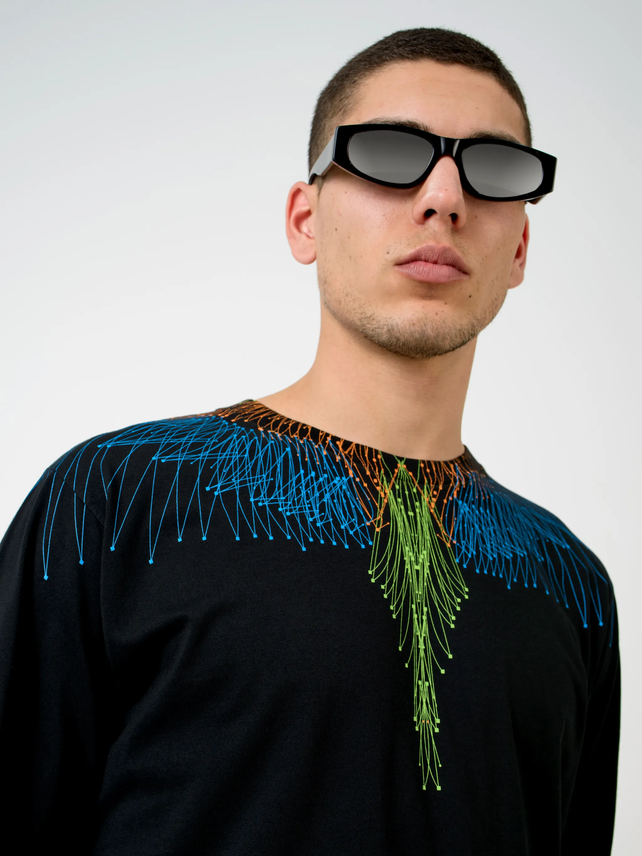 Isn't it about time you spread your wings and take your wardrobe in a different direction? Feel free as a bird in this black wings long-sleeve T-shirt from Marcelo Burlon County of Milan that has been crafted with lightweight breathable cotton that keeps you feel fresh throughout the day. Your style is about to take flight. Featuring a round neck with welt finishing, a jersey knit, a relaxed fit, a straight hem, long sleeves and fitted cuffs.