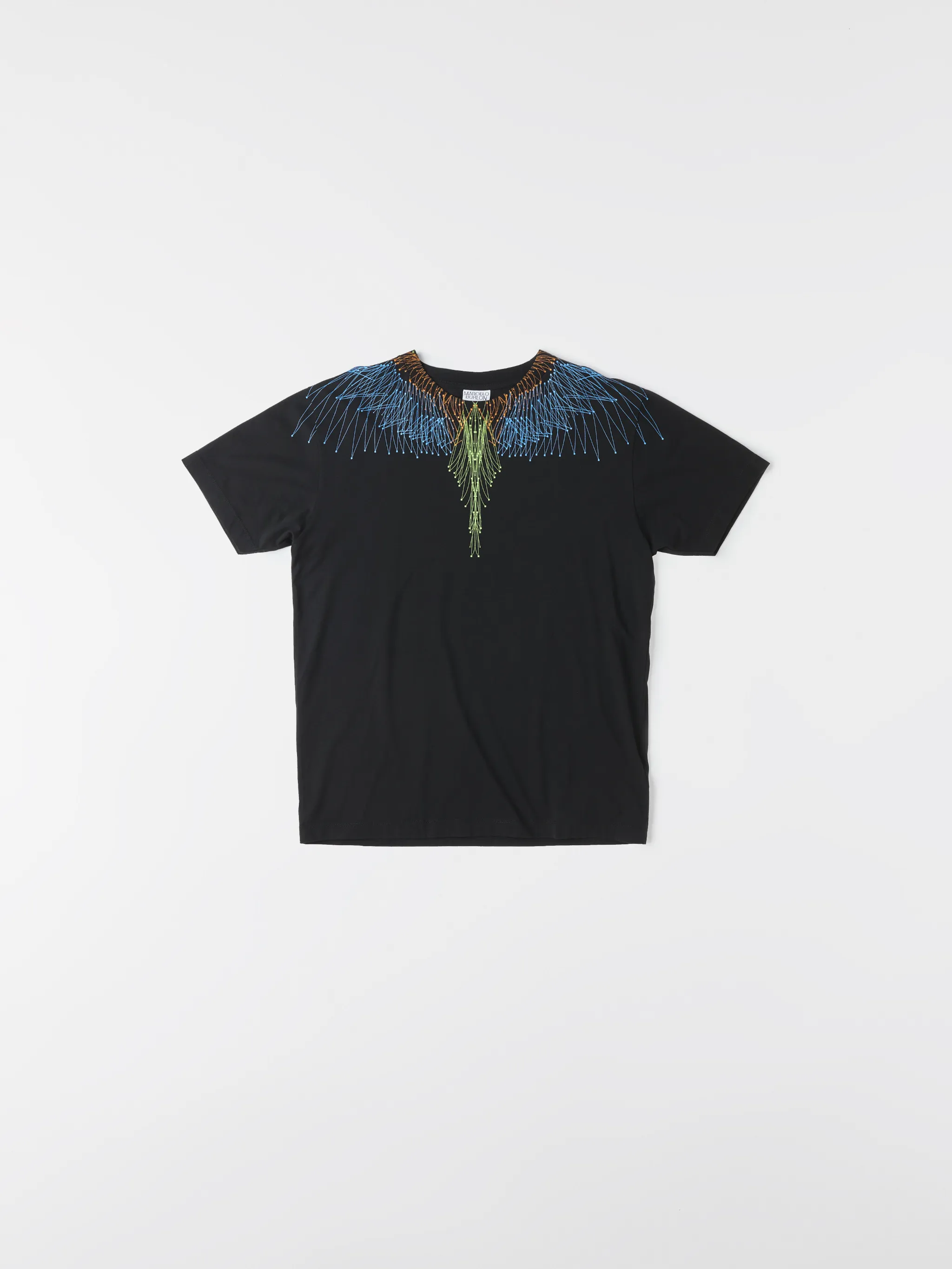 Spread your wings and fly. This Bezier Wings T-shirt from Marcelo Burlon County of Milan will take you to high places. Enjoy the view from the top. Featuring short sleeves, a round neck, a straight hem and a signature Wings motif to the front.