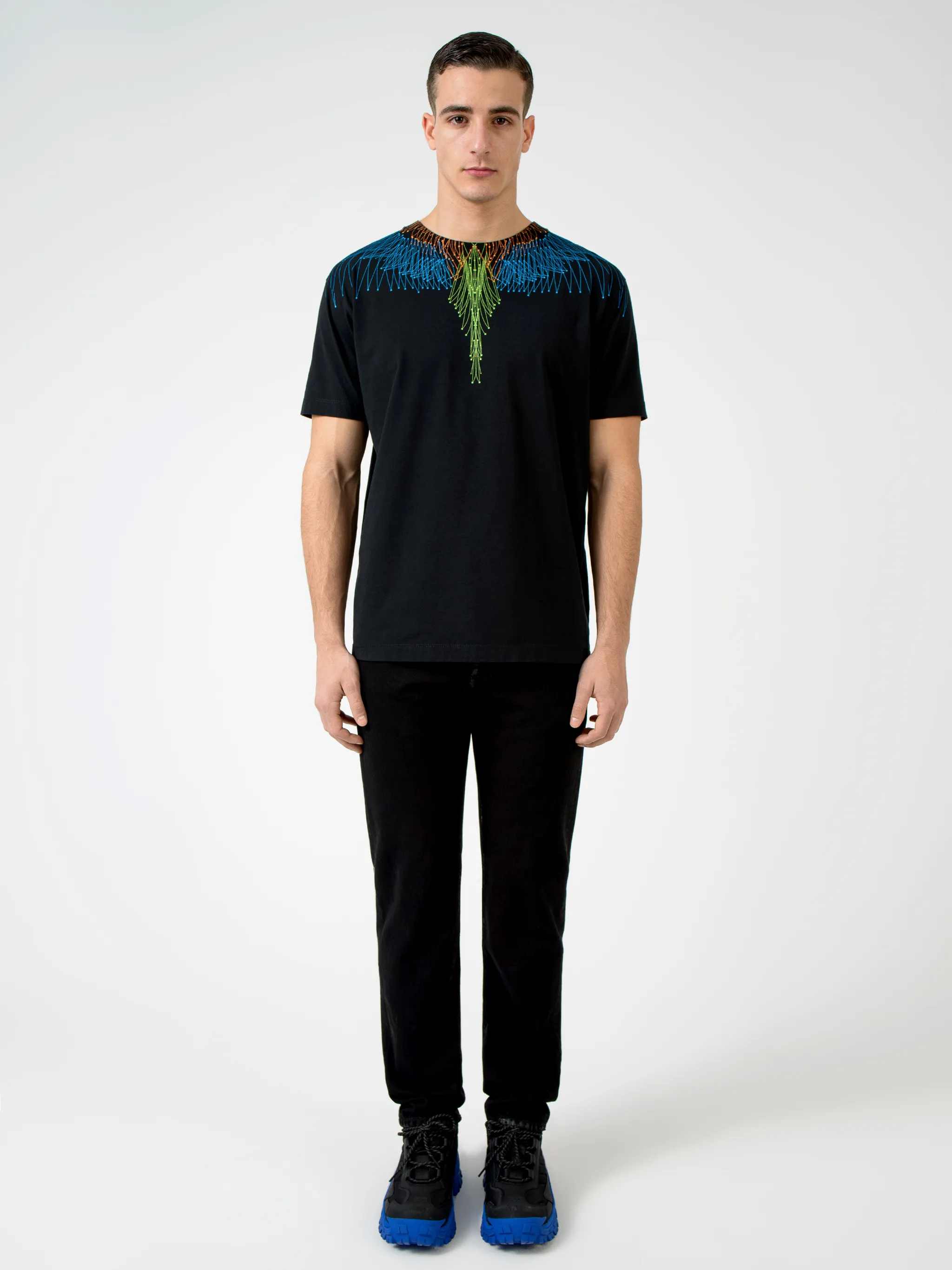 Spread your wings and fly. This Bezier Wings T-shirt from Marcelo Burlon County of Milan will take you to high places. Enjoy the view from the top. Featuring short sleeves, a round neck, a straight hem and a signature Wings motif to the front.