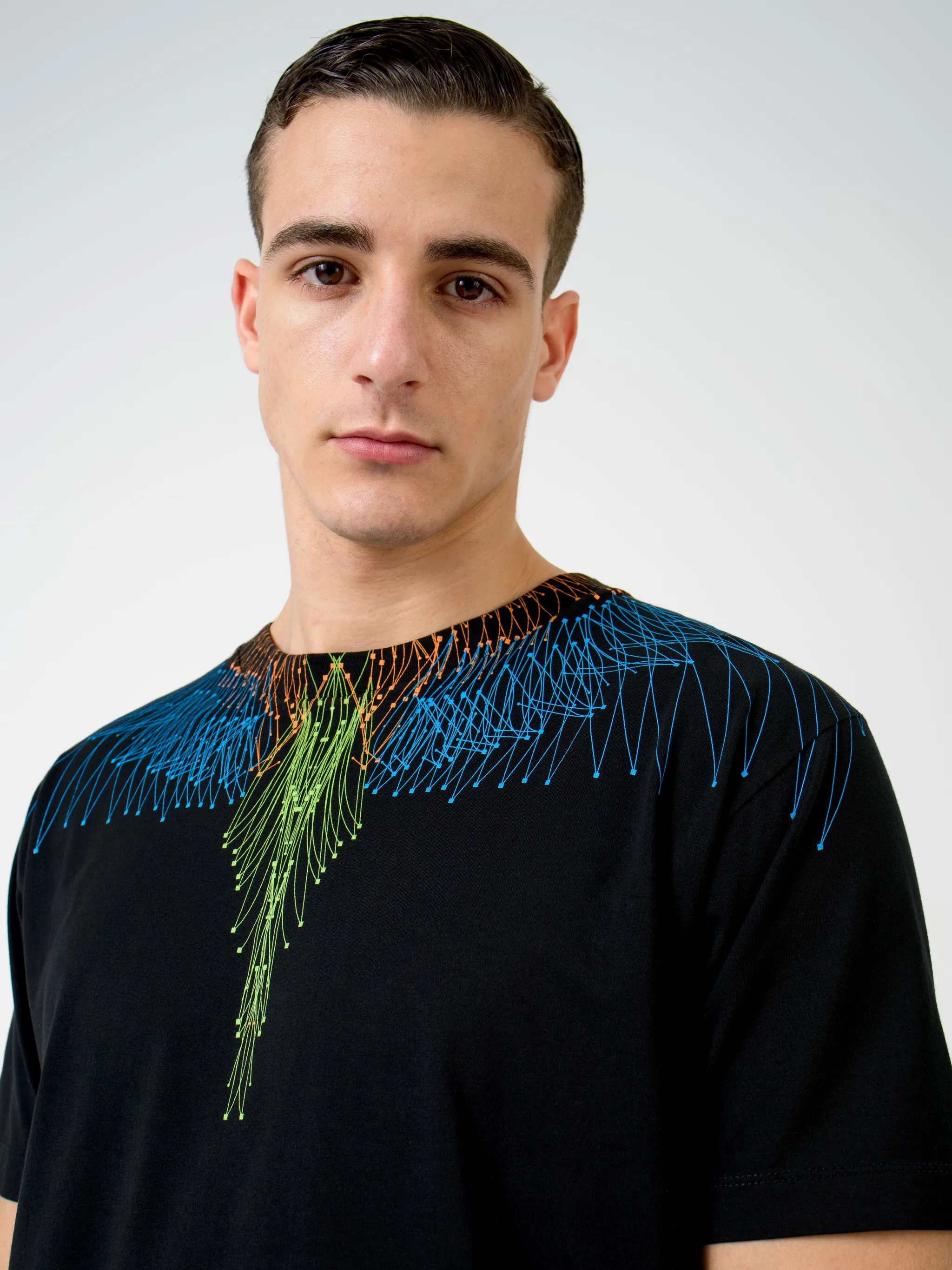Spread your wings and fly. This Bezier Wings T-shirt from Marcelo Burlon County of Milan will take you to high places. Enjoy the view from the top. Featuring short sleeves, a round neck, a straight hem and a signature Wings motif to the front.