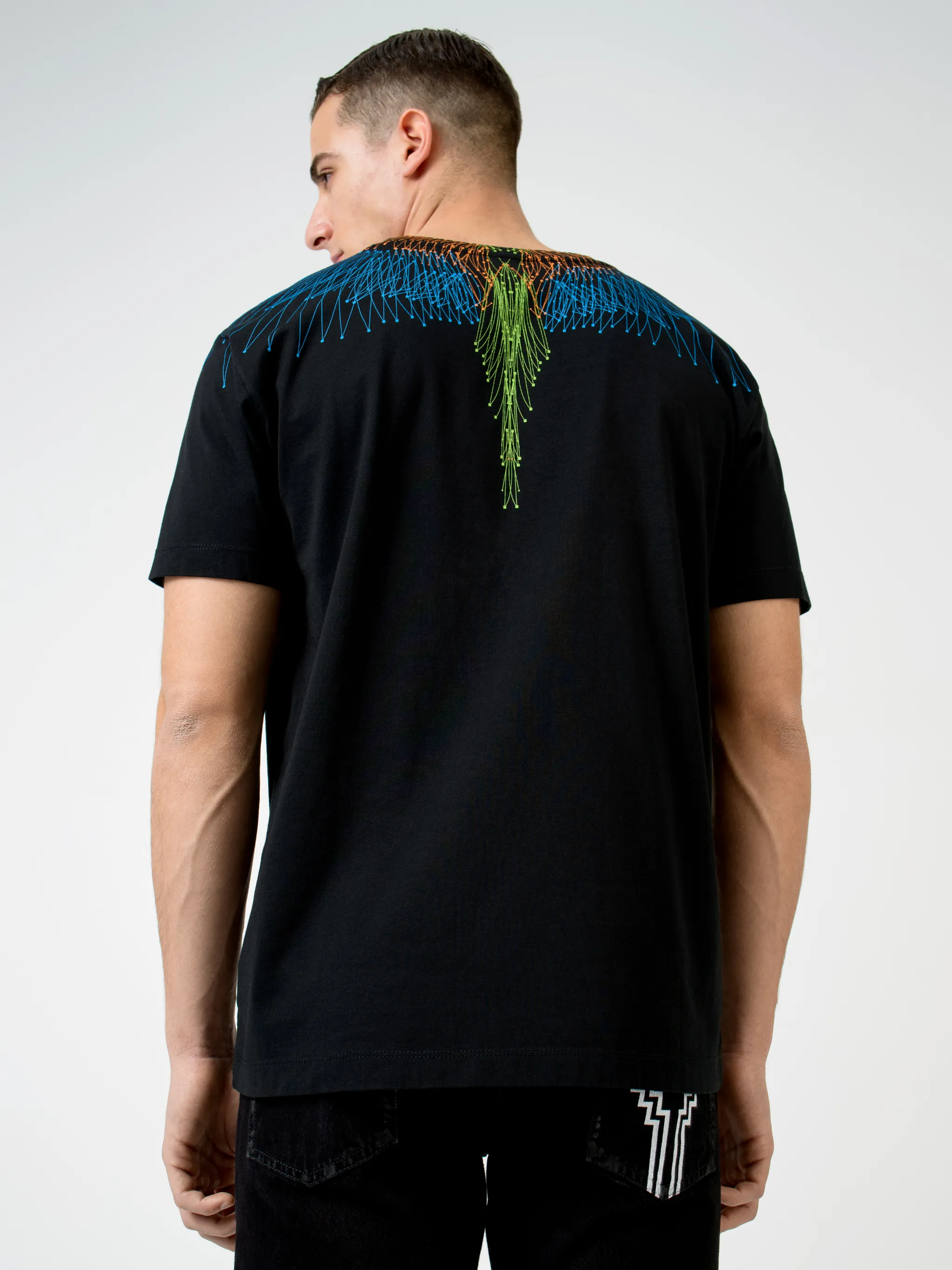 Spread your wings and fly. This Bezier Wings T-shirt from Marcelo Burlon County of Milan will take you to high places. Enjoy the view from the top. Featuring short sleeves, a round neck, a straight hem and a signature Wings motif to the front.