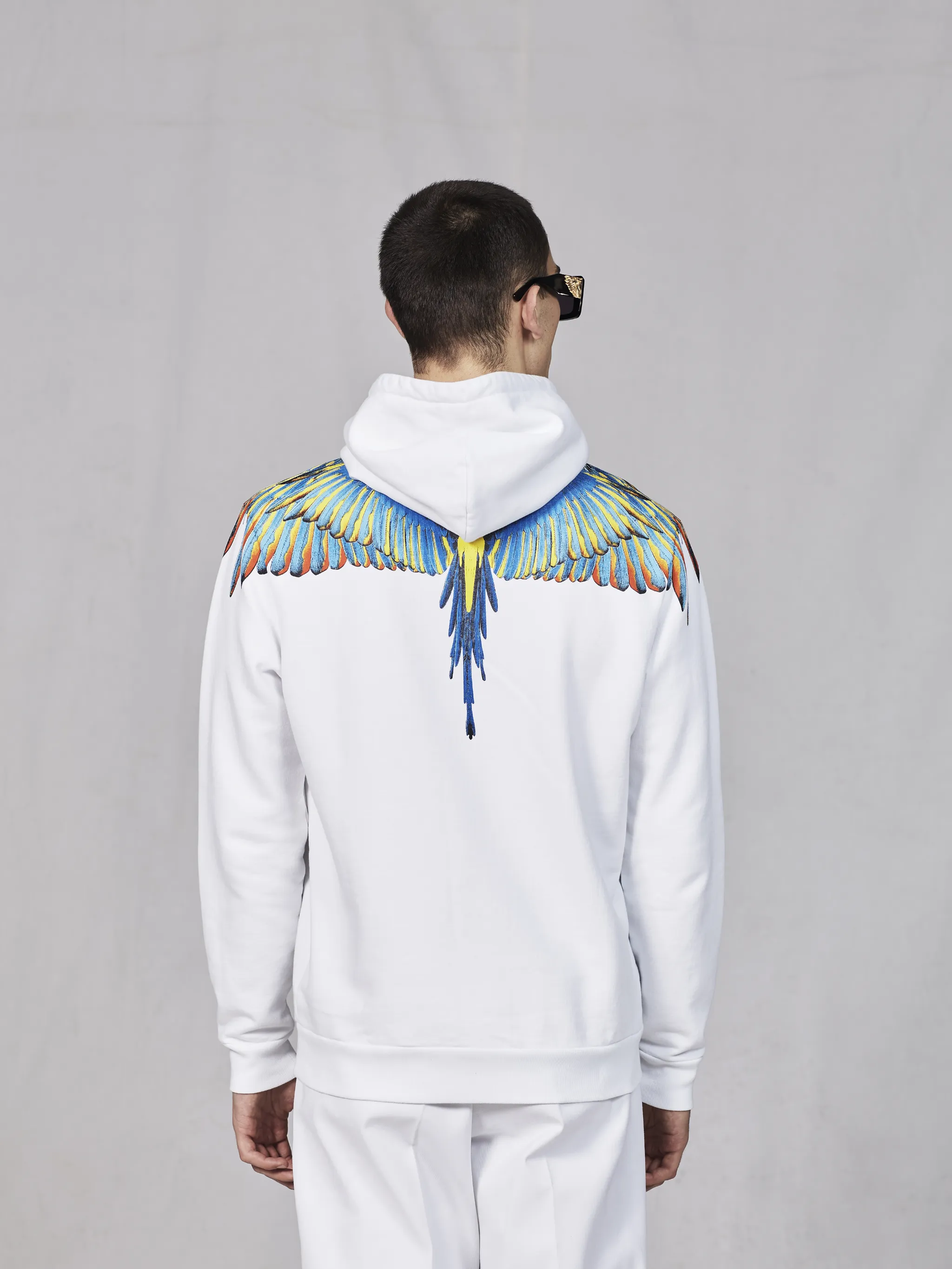 White/blue cotton Wings-print hoodie from Marcelo Burlon County of Milan featuring drawstring hood, wings print, long sleeves and front pouch pocket.