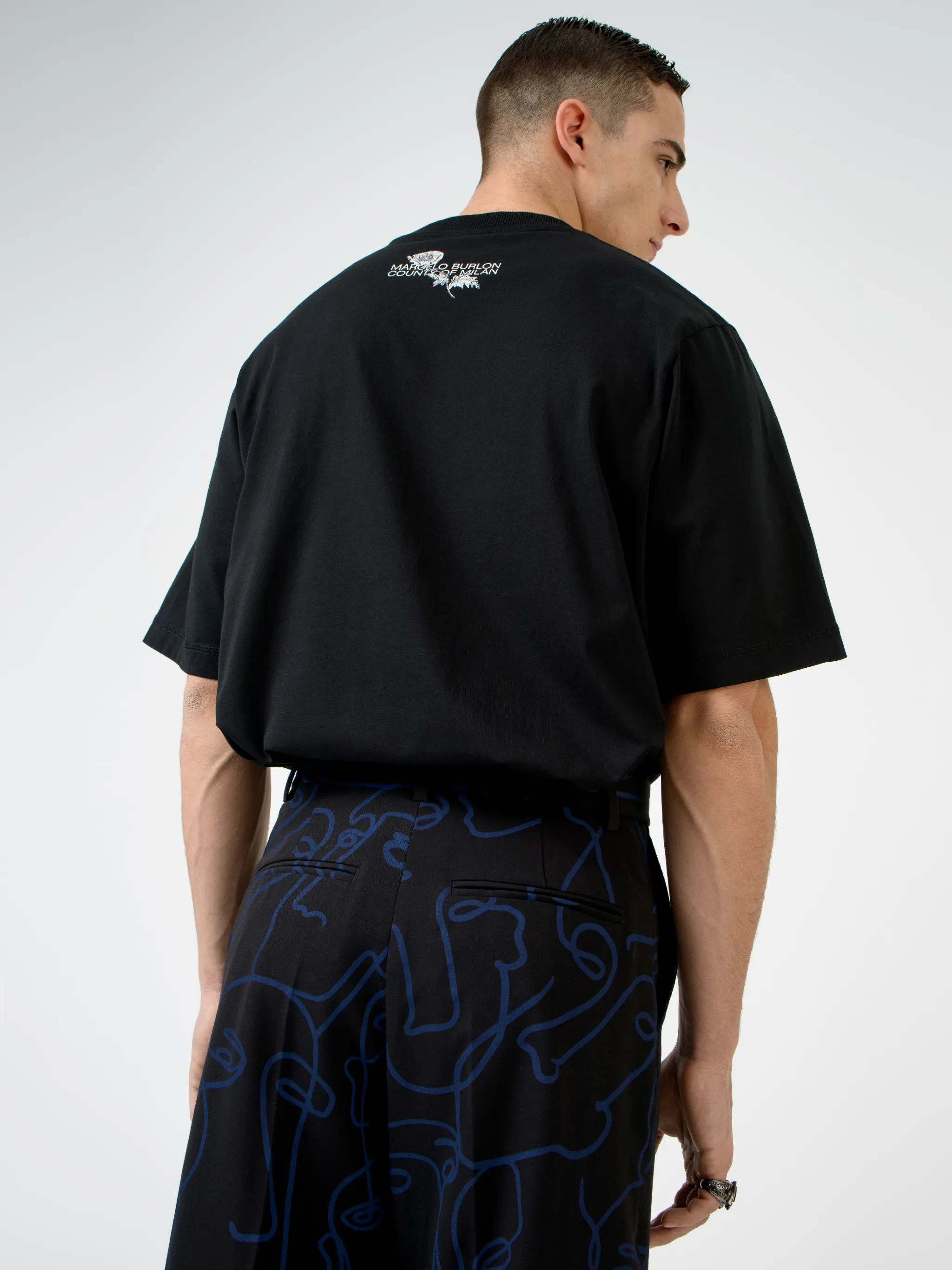 Black cotton Botanical logo-print T-shirt from Marcelo Burlon County of Milan featuring logo print at the chest, embroidered logo to the rear, round neck, short sleeves and straight hem.