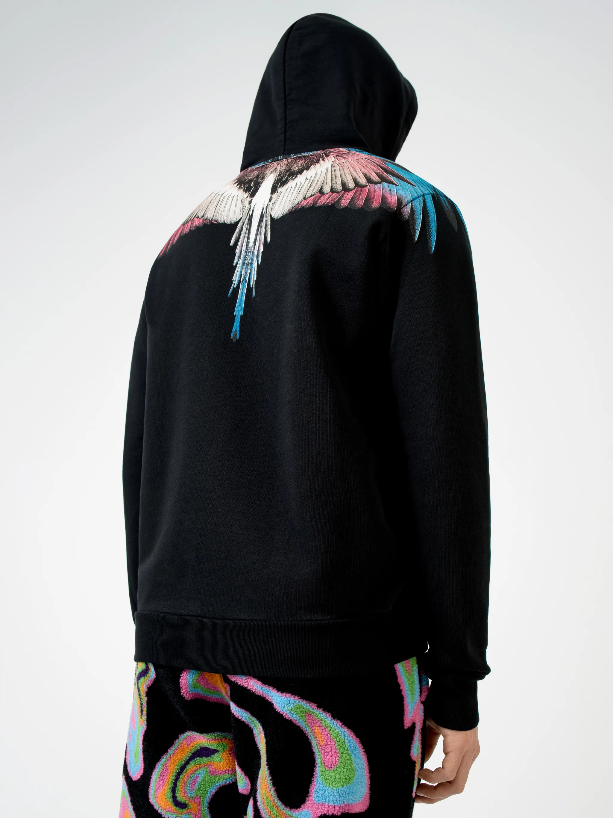 Black cotton Wings print hoodie from Marcelo Burlon County of Milan featuring wings print, classic hood, front pouch pocket, long sleeves, ribbed cuffs and ribbed hem.