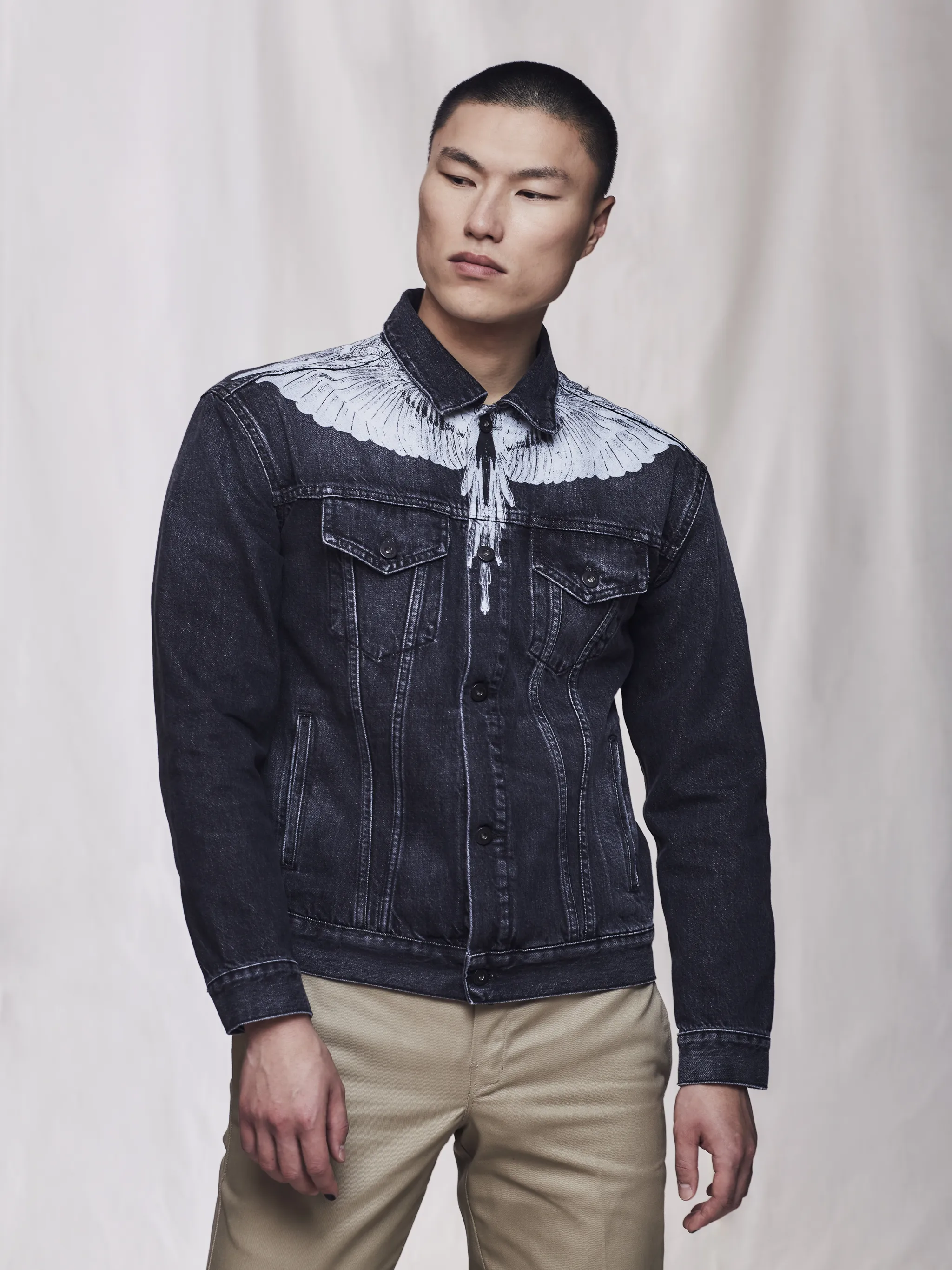 Black/white cotton-denim button-front denim jacket from Marcelo Burlon County of Milan featuring straight-point collar, front button fastening, long sleeves, wings print and front flap pockets.