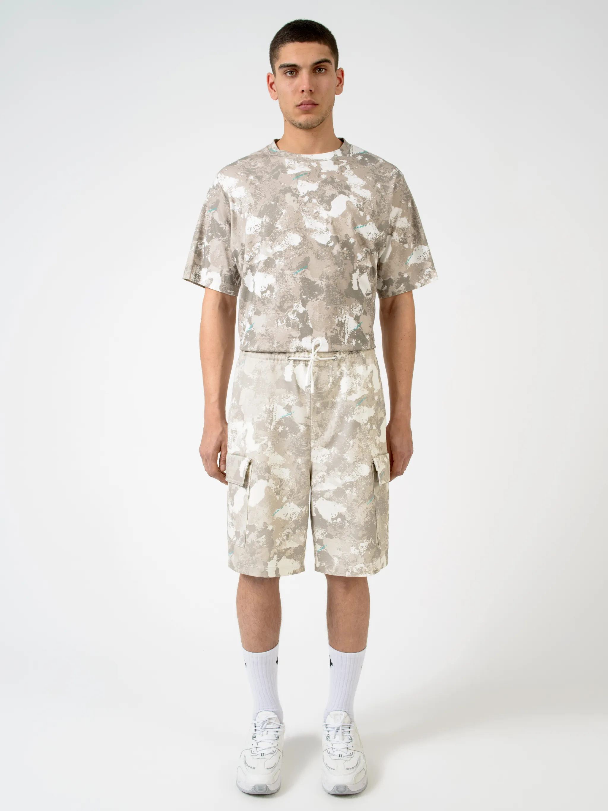 Beige cotton camouflage-print cargo shorts from Marcelo Burlon County of Milan featuring camouflage print, elasticated waistband, drawstring fastening, straight leg, knee-length, two side slash pockets and two side cargo pockets.