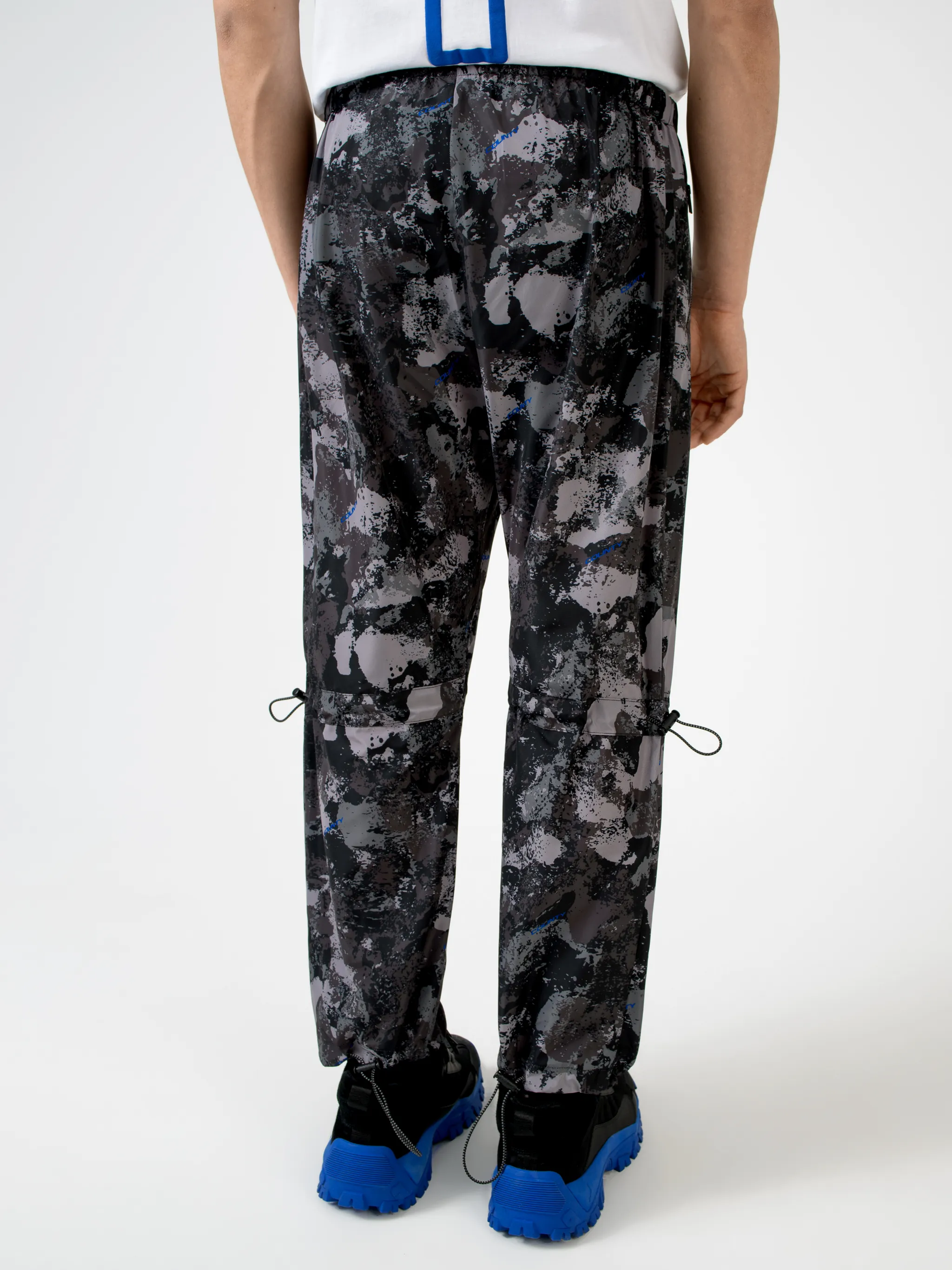 Dark grey high-rise camouflage-print track pants from MARCELO BURLON COUNTY OF MILAN featuring camouflage pattern, high waist, drawstring fastening waist, two side slit pockets, straight leg and ankle-length.