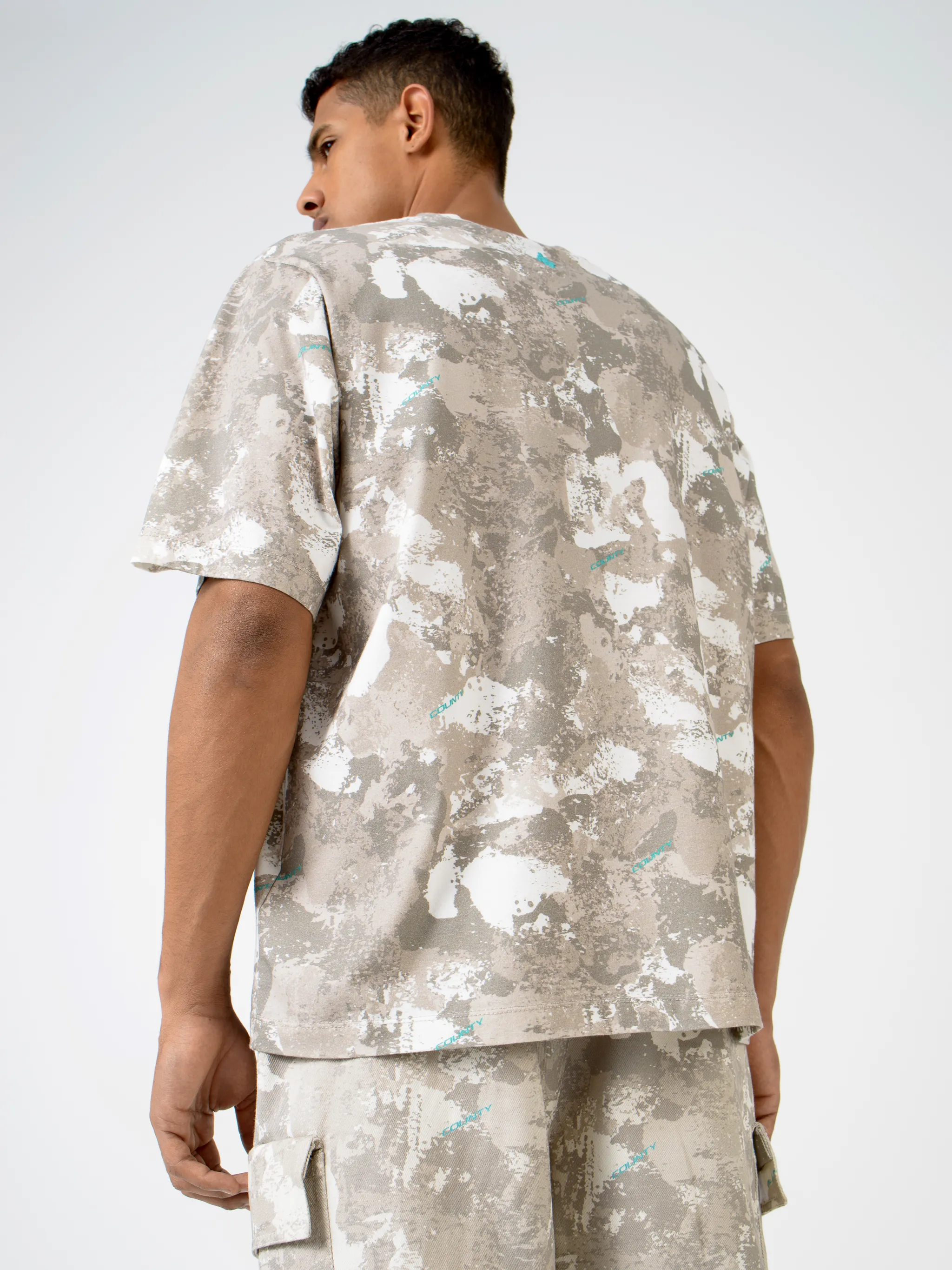 If you're aiming for perfection, this Marcelo Burlon County of Milan T-shirt is it. Boasting a sleek camouflage print, you'll hear nothing but compliments with it on. Thank us later. Featuring a camouflage print, a round neck, short sleeves and a straight hem.