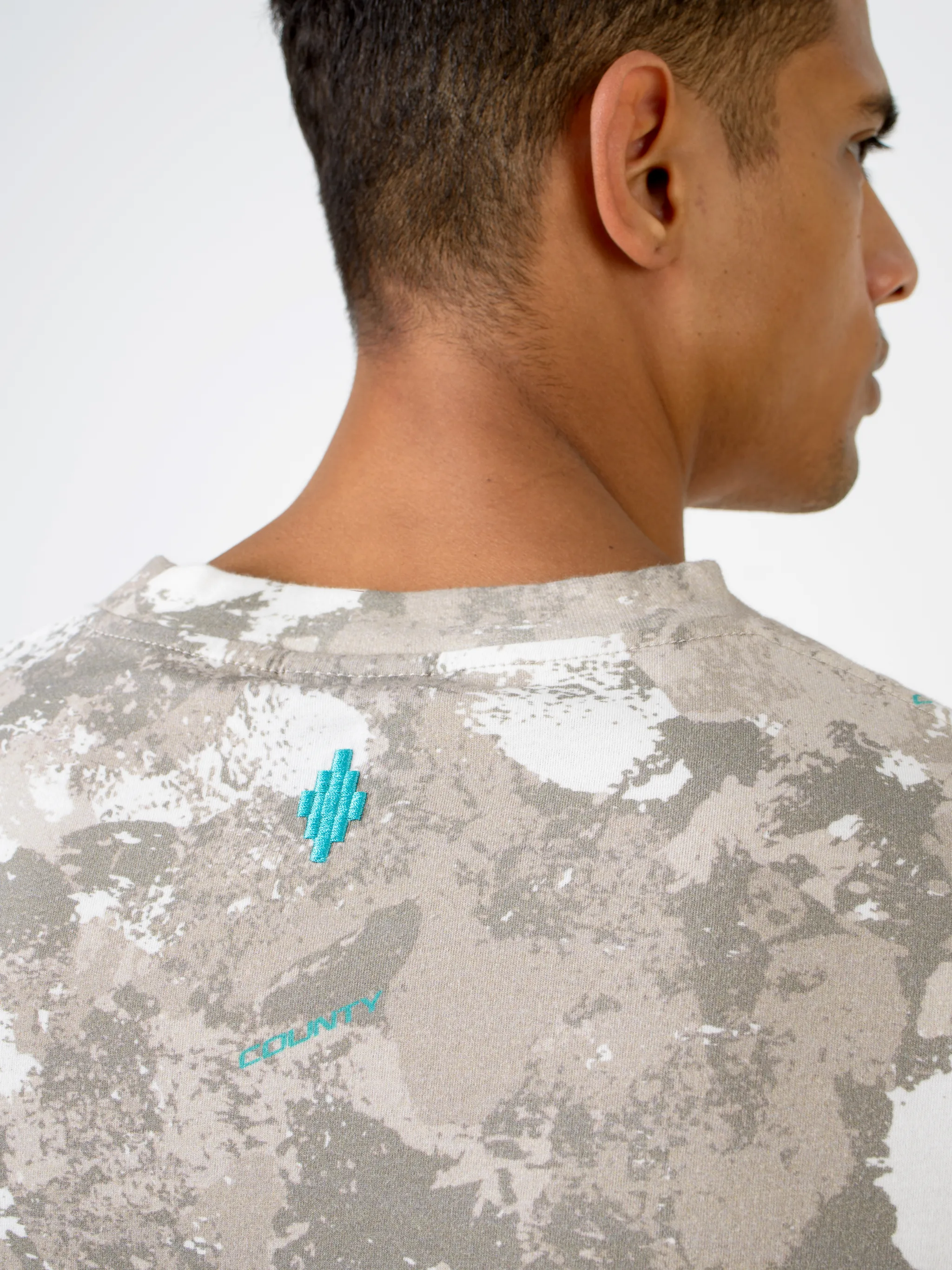 If you're aiming for perfection, this Marcelo Burlon County of Milan T-shirt is it. Boasting a sleek camouflage print, you'll hear nothing but compliments with it on. Thank us later. Featuring a camouflage print, a round neck, short sleeves and a straight hem.