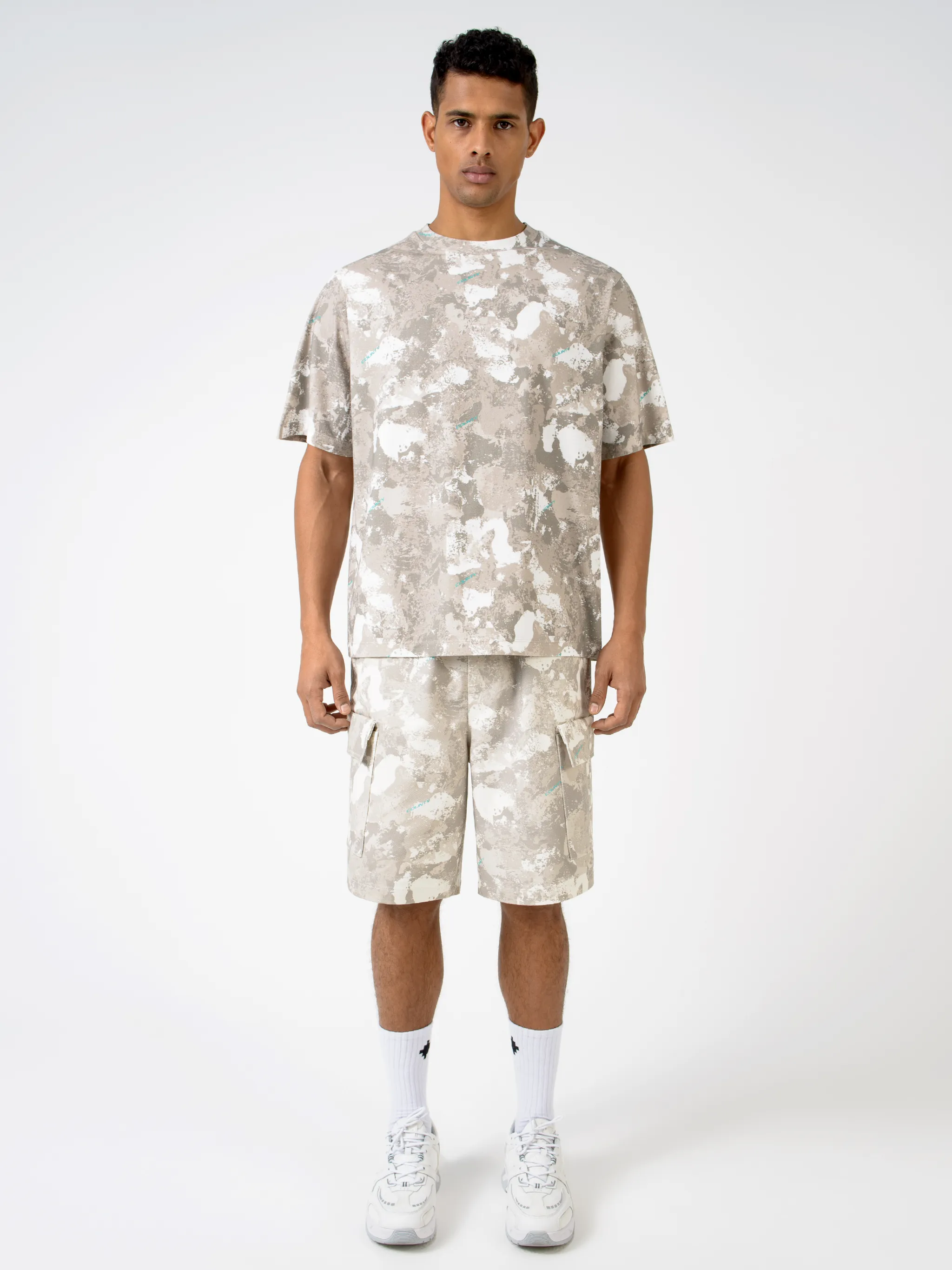 If you're aiming for perfection, this Marcelo Burlon County of Milan T-shirt is it. Boasting a sleek camouflage print, you'll hear nothing but compliments with it on. Thank us later. Featuring a camouflage print, a round neck, short sleeves and a straight hem.