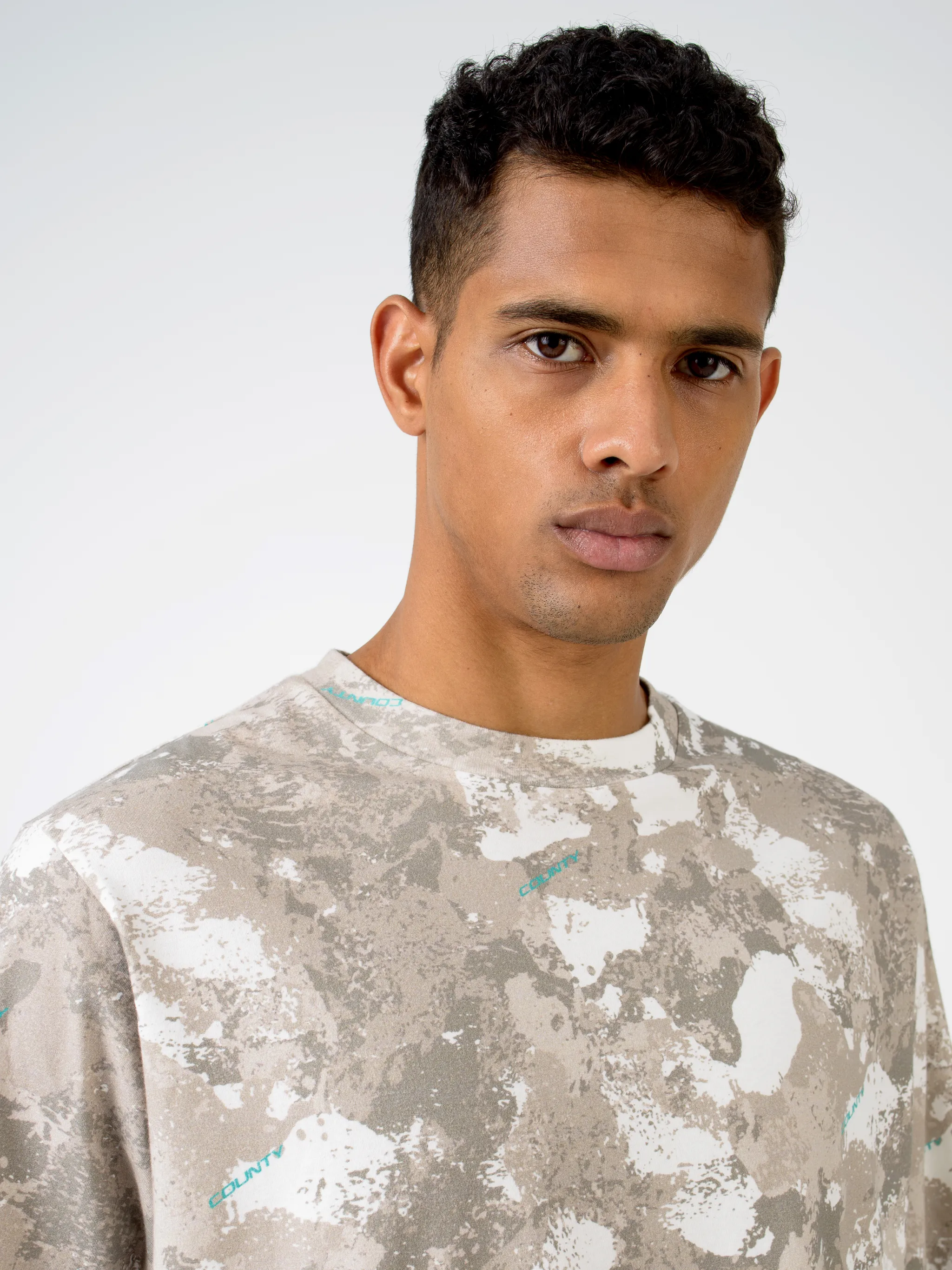 If you're aiming for perfection, this Marcelo Burlon County of Milan T-shirt is it. Boasting a sleek camouflage print, you'll hear nothing but compliments with it on. Thank us later. Featuring a camouflage print, a round neck, short sleeves and a straight hem.