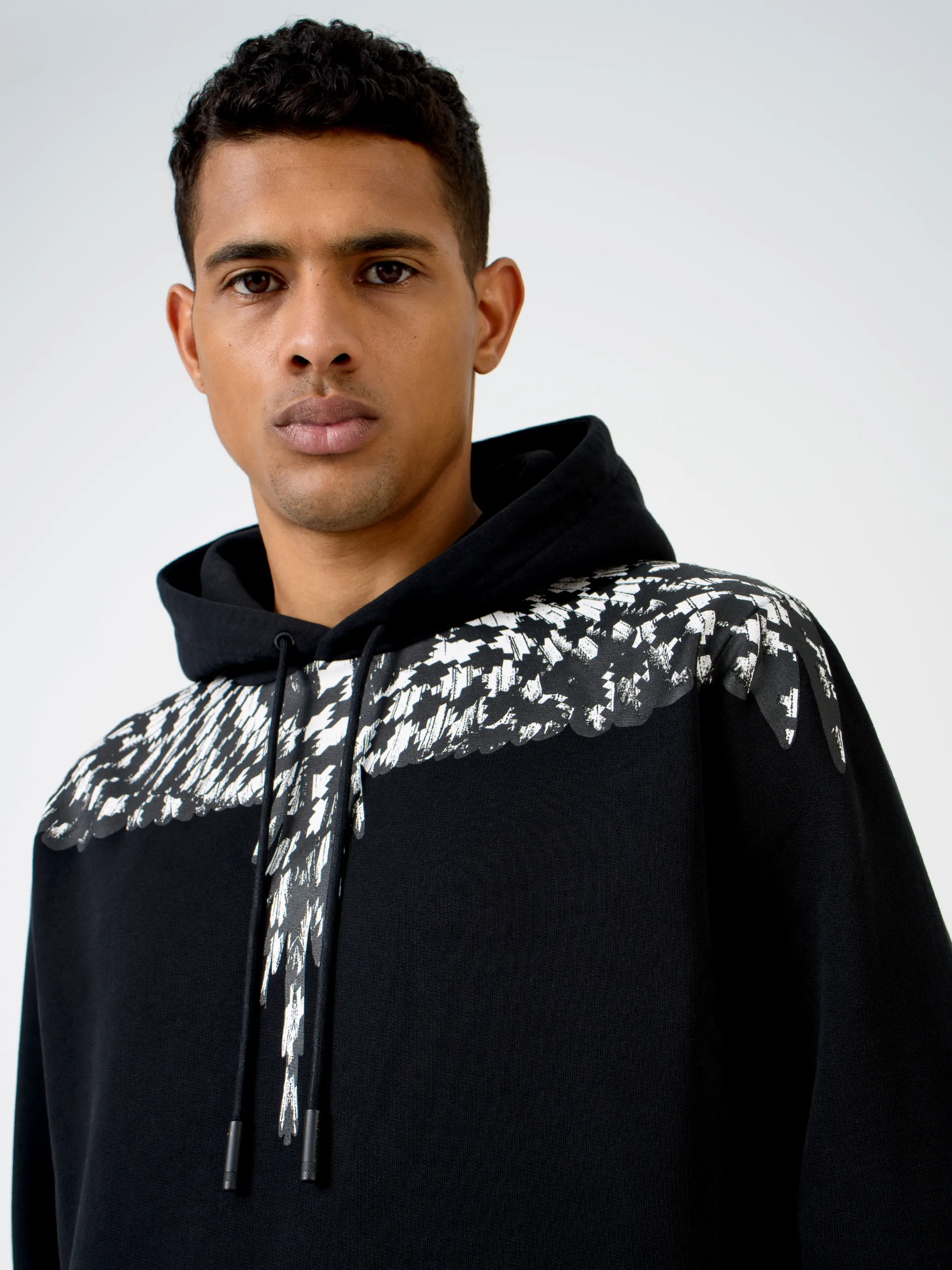 Black/white cotton wing print hoodie from Marcelo Burlon County of Milan featuring classic hood, feather print and long sleeves.
