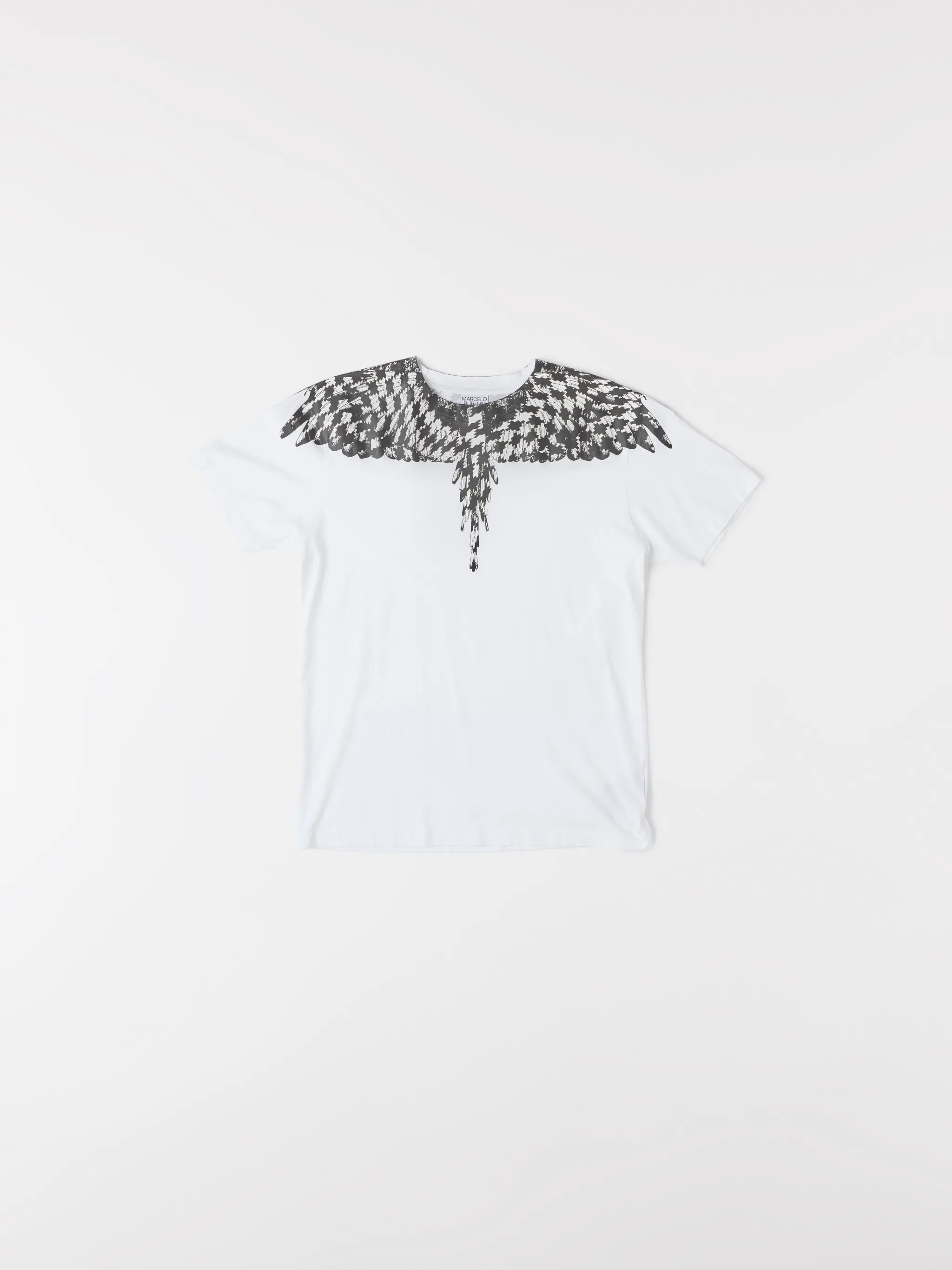 Isn't it about time you spread your wings and take your wardrobe in a different direction? Feel free as a bird in this white cotton cross pattern wings T-shirt from Marcelo Burlon County of Milan that has been crafted with lightweight breathable cotton that keeps you feel fresh throughout the day. Your style is about to take flight. Featuring a ribbed round neck, a jersey knit, a straight hem and short sleeves.
