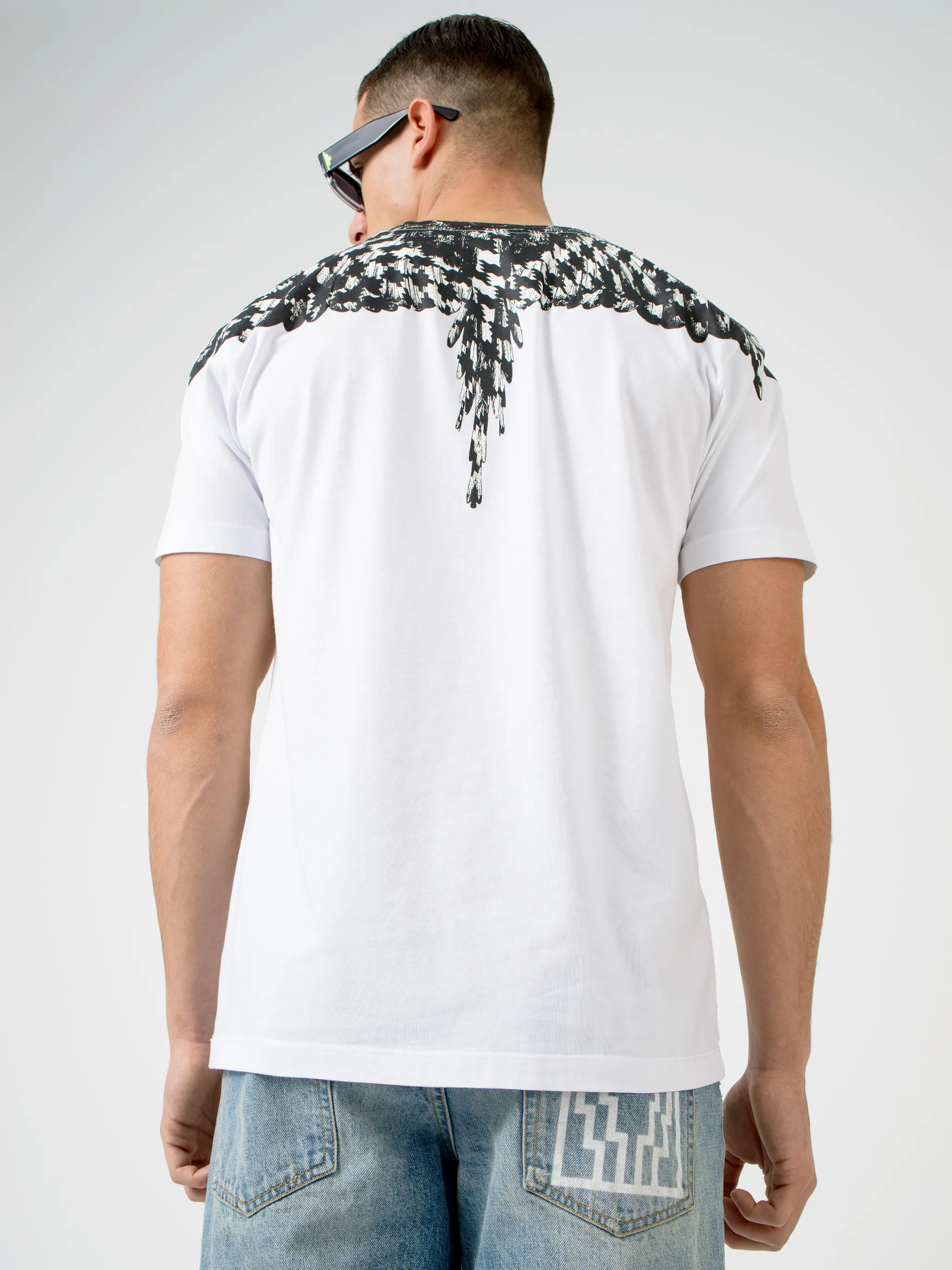 Isn't it about time you spread your wings and take your wardrobe in a different direction? Feel free as a bird in this white cotton cross pattern wings T-shirt from Marcelo Burlon County of Milan that has been crafted with lightweight breathable cotton that keeps you feel fresh throughout the day. Your style is about to take flight. Featuring a ribbed round neck, a jersey knit, a straight hem and short sleeves.
