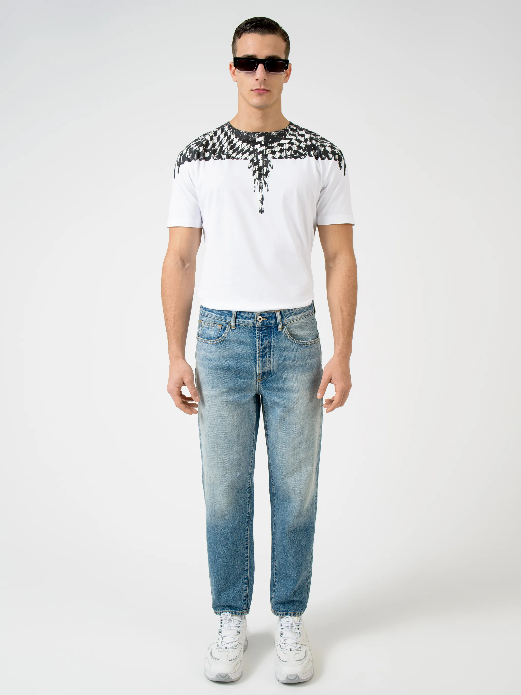 Isn't it about time you spread your wings and take your wardrobe in a different direction? Feel free as a bird in this white cotton cross pattern wings T-shirt from Marcelo Burlon County of Milan that has been crafted with lightweight breathable cotton that keeps you feel fresh throughout the day. Your style is about to take flight. Featuring a ribbed round neck, a jersey knit, a straight hem and short sleeves.