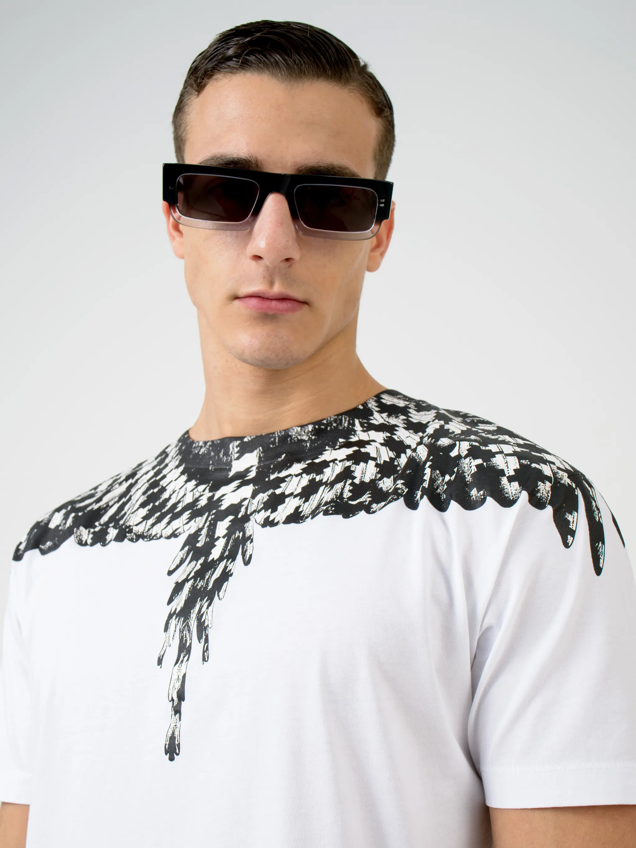 Isn't it about time you spread your wings and take your wardrobe in a different direction? Feel free as a bird in this white cotton cross pattern wings T-shirt from Marcelo Burlon County of Milan that has been crafted with lightweight breathable cotton that keeps you feel fresh throughout the day. Your style is about to take flight. Featuring a ribbed round neck, a jersey knit, a straight hem and short sleeves.