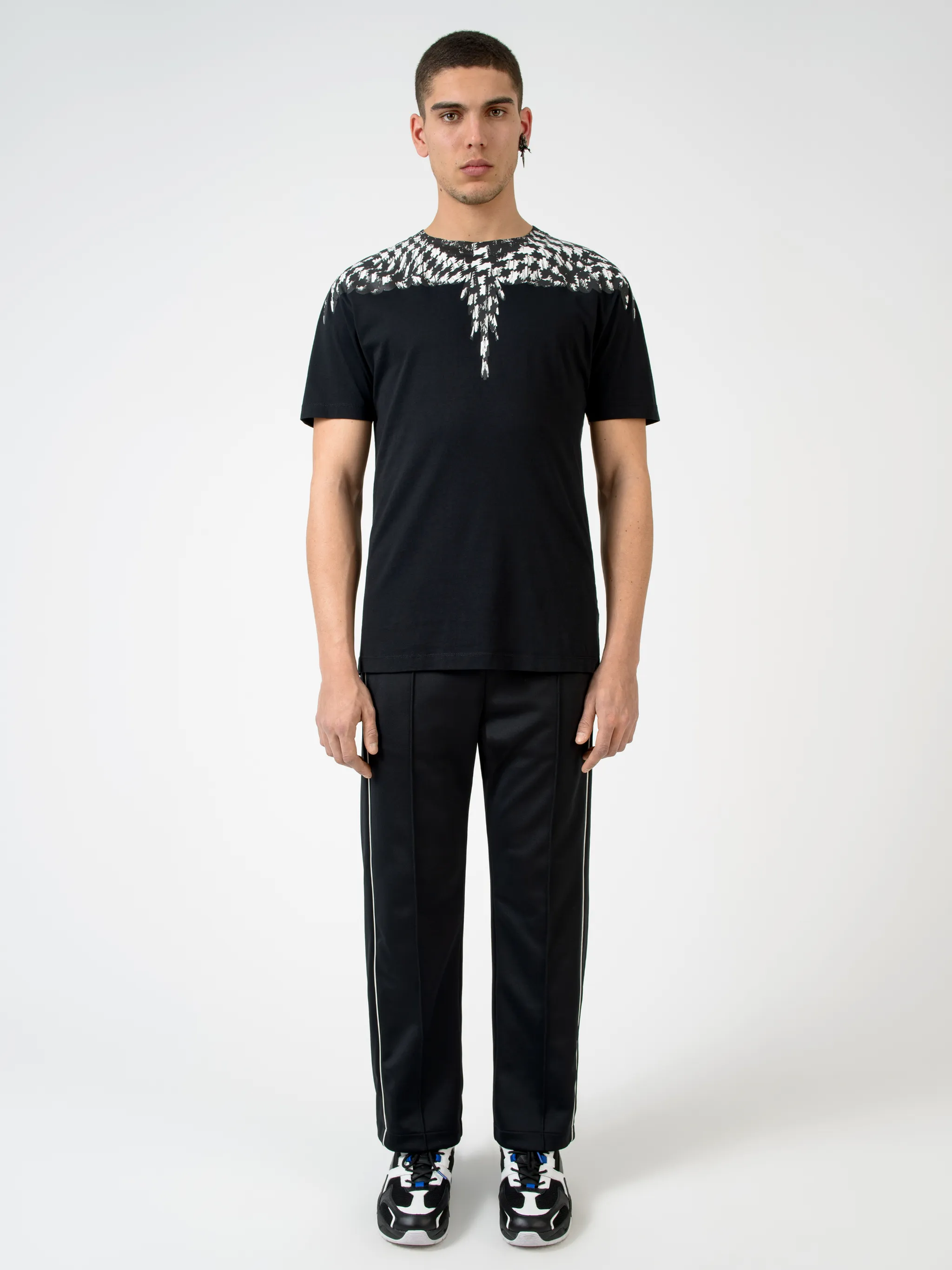 Isn't it about time you spread your wings and take your wardrobe in a different direction? Feel free as a bird with this black cross pattern wings T-shirt from Marcelo Burlon County of Milan that has been crafted with lightweight breathable cotton that keeps you feel fresh throughout the day. Your style is about to take flight. Featuring a ribbed crew neck, a jersey knit, a relaxed fit, a straight hem, and short sleeves.