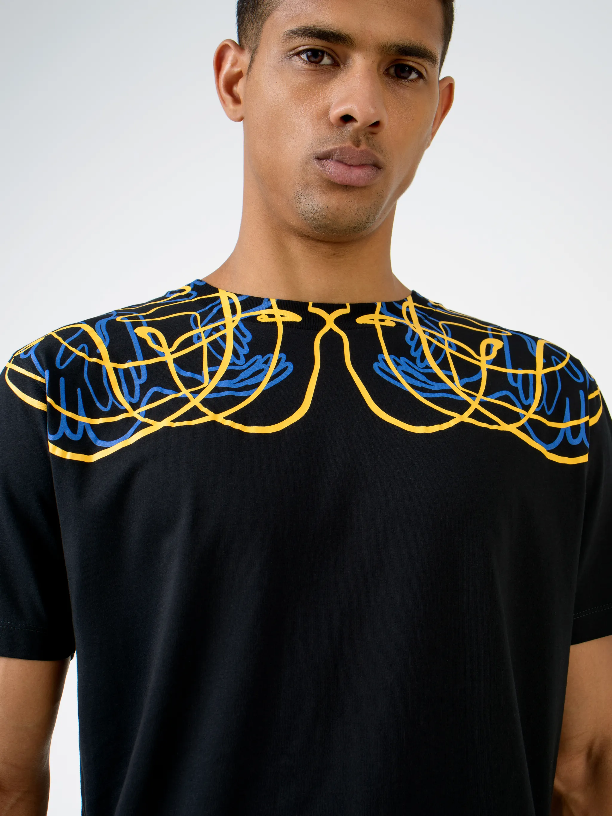 Black cotton printed T-shirt from MARCELO BURLON COUNTY OF MILAN featuring round neck, short sleeves, straight hem and abstract pattern print.