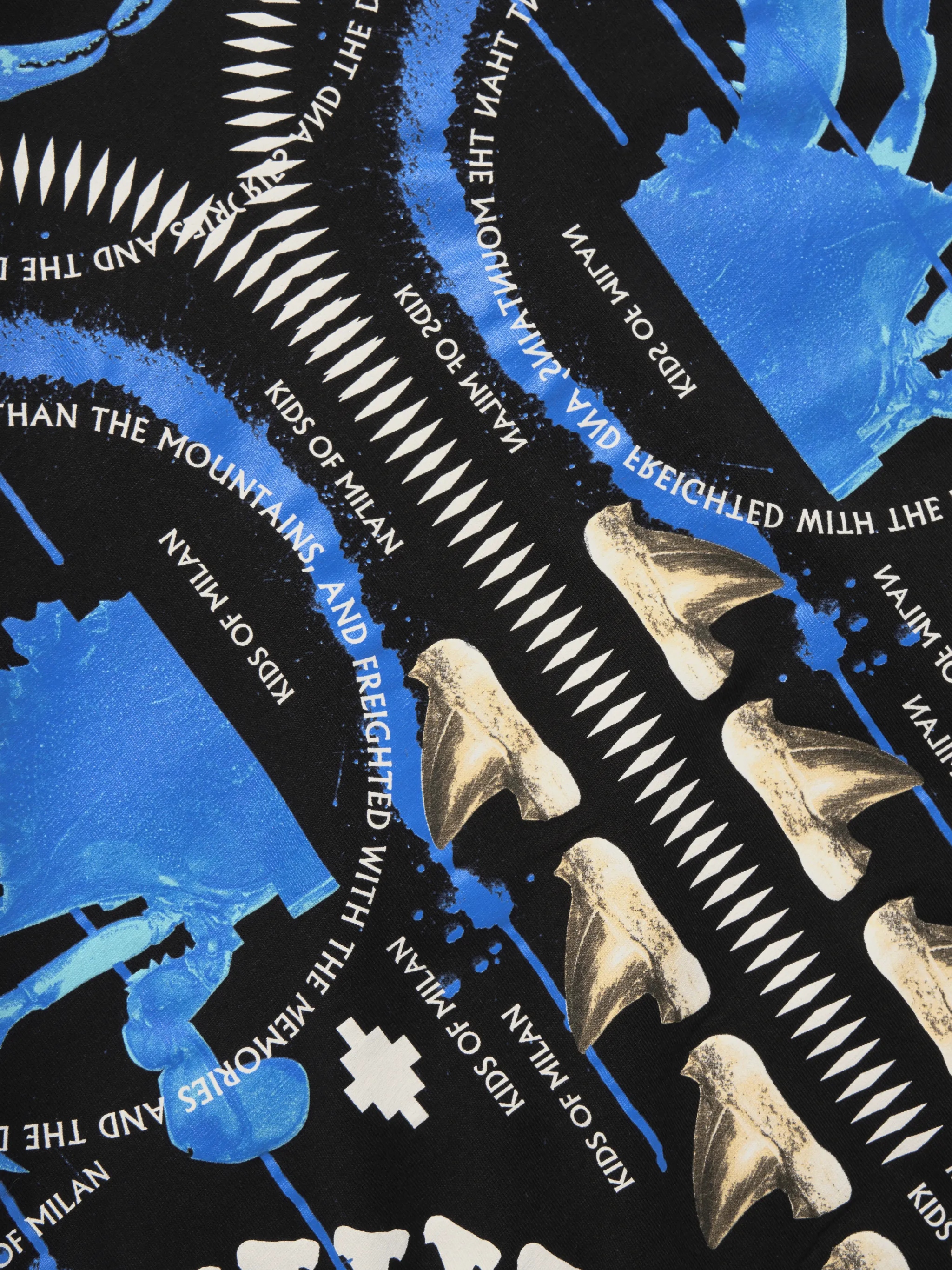 Black/blue cotton all-over spray T-shirt from Marcelo Burlon Kids featuring round neck, short sleeves, straight hem, spray-effect and logo print to the front.