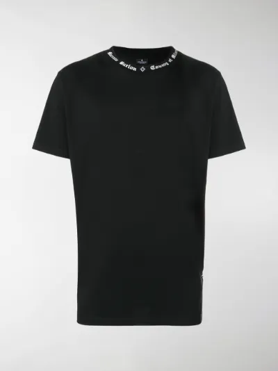 maglia con scritta sul collo